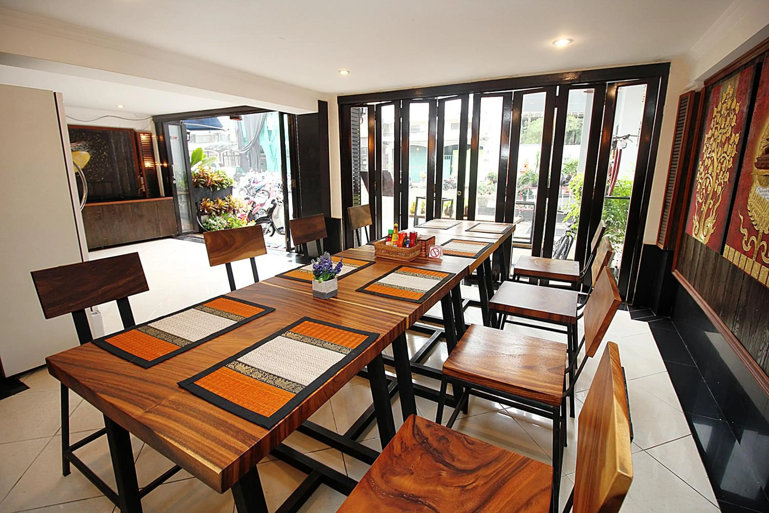 Restaurant/places to eat in Sky Silk Decoration House