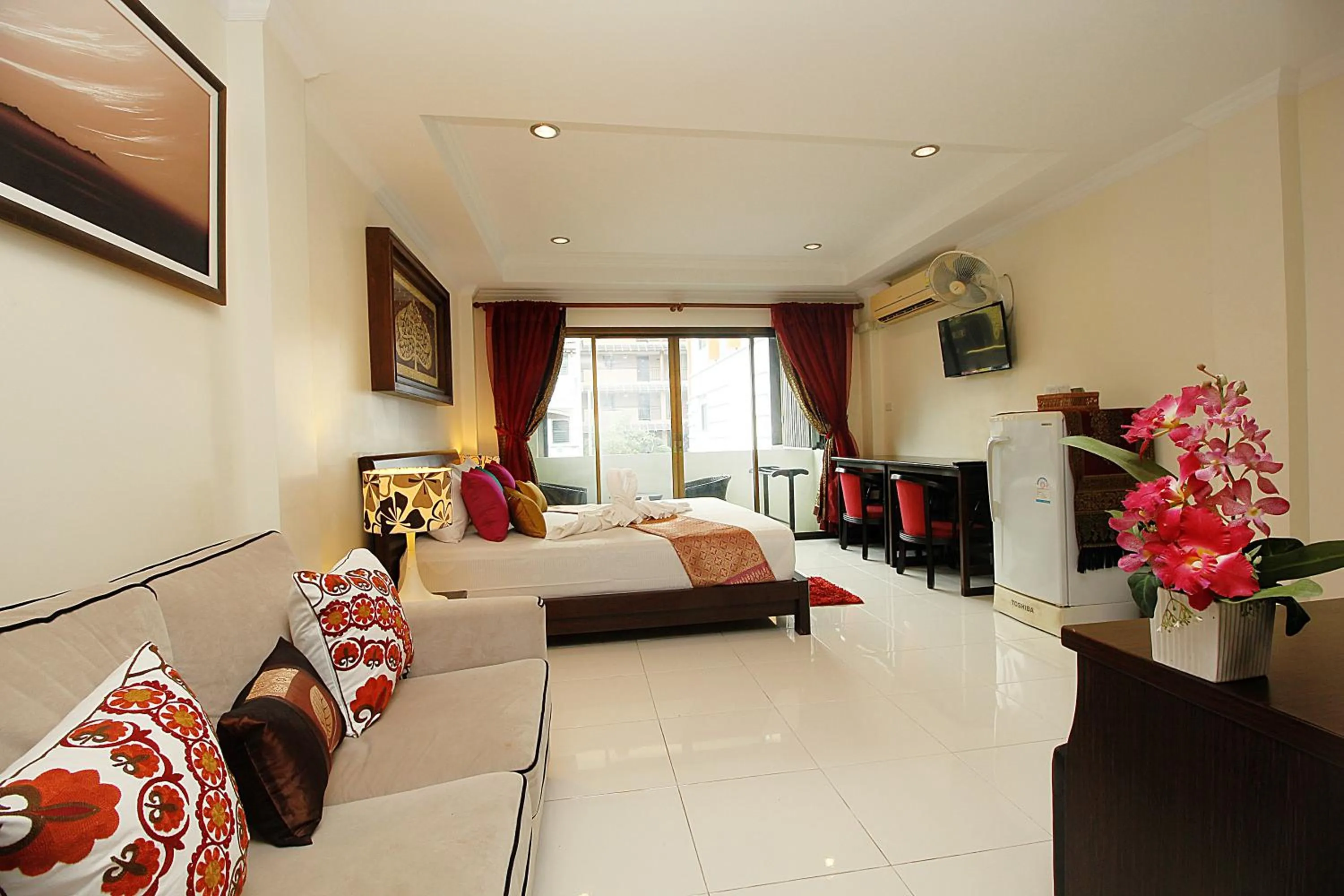 Photo of the whole room, Bed in Sky Silk Decoration House