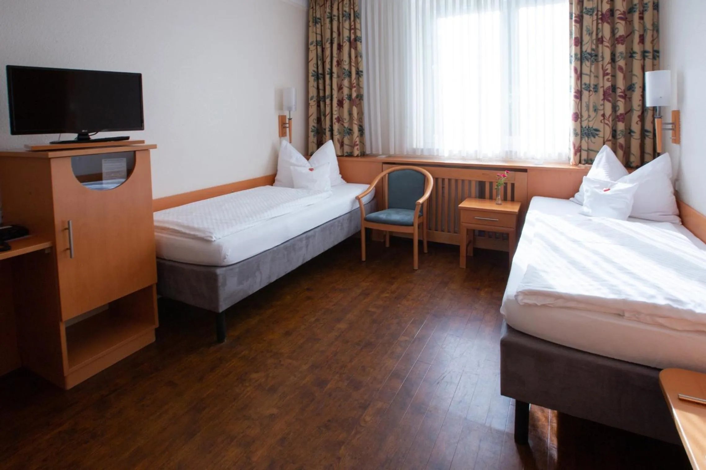 Photo of the whole room, Bed in Stadthaushotel Hamburg - Inklusionshotel