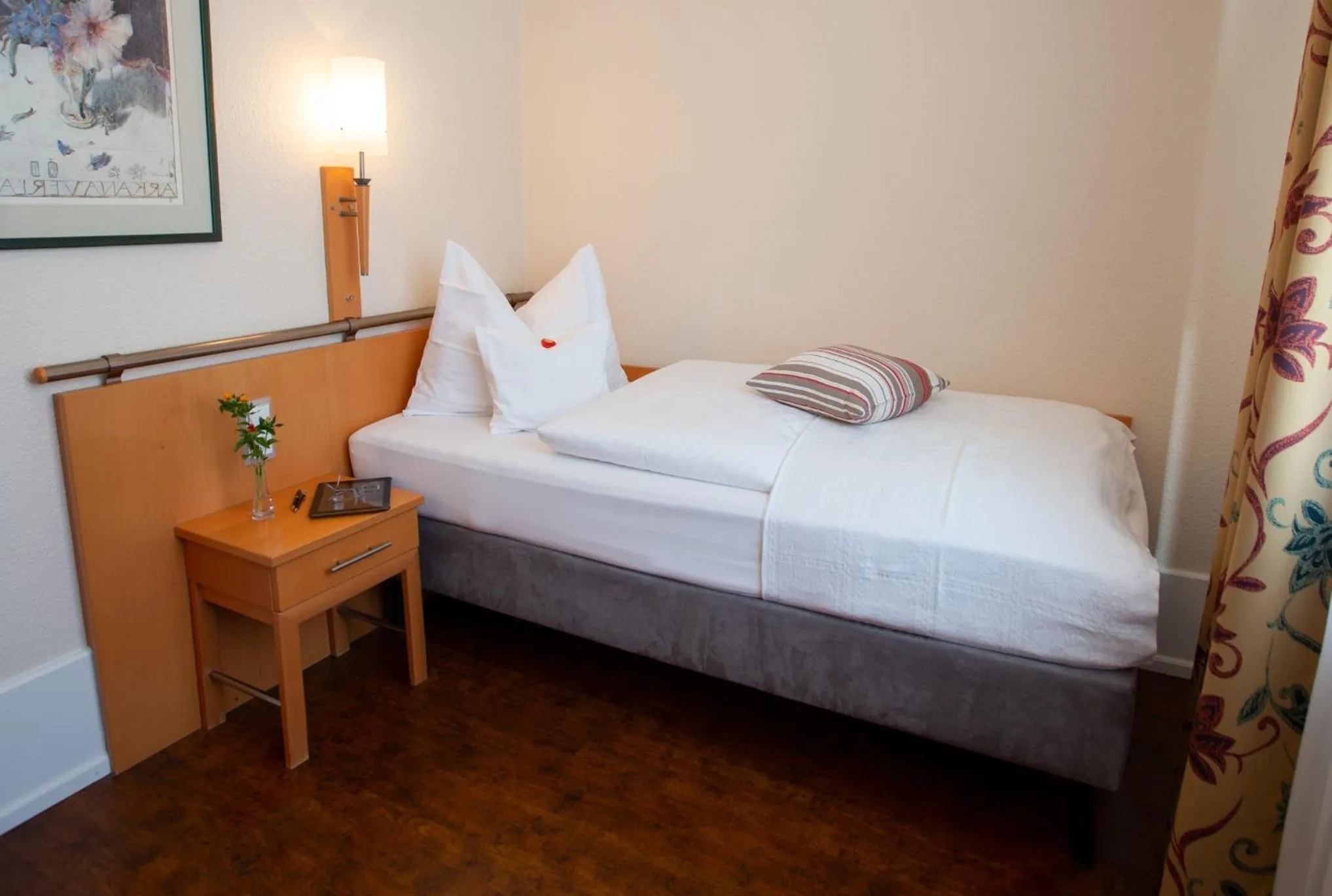 Photo of the whole room, Bed in Stadthaushotel Hamburg - Inklusionshotel