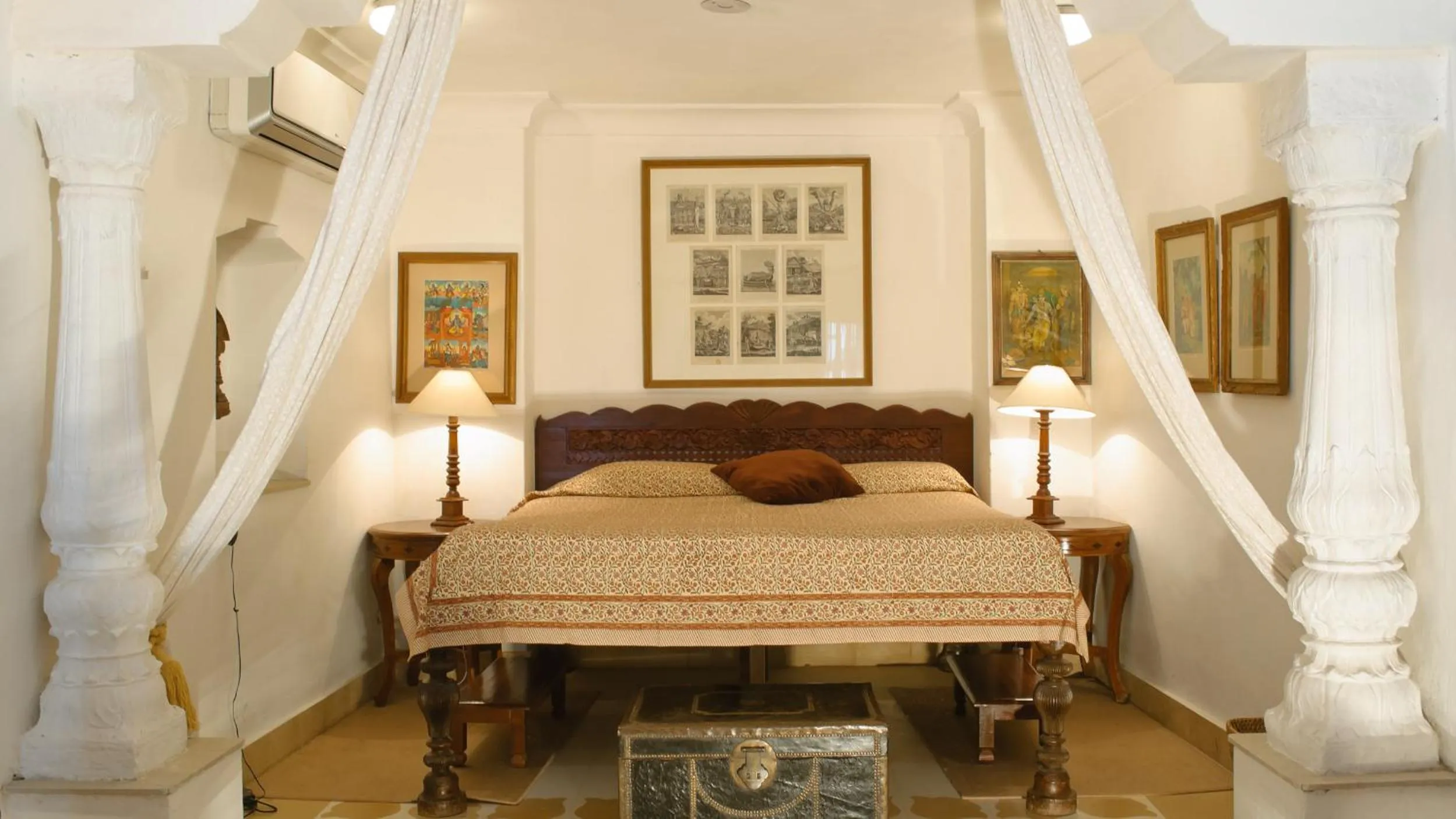 Bed in Neemrana Fort-Palace