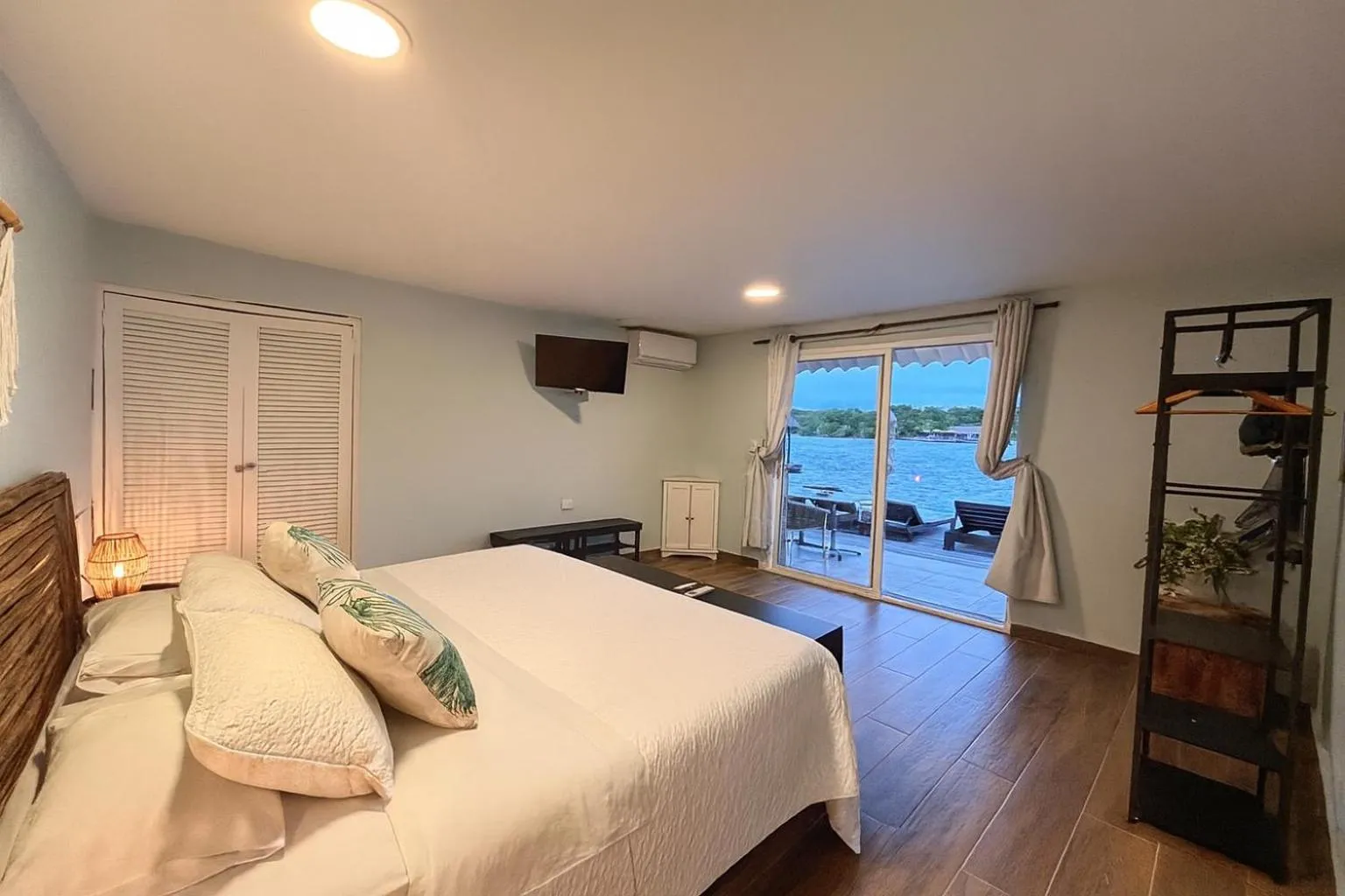 Bedroom, Bed in Fragata Island House