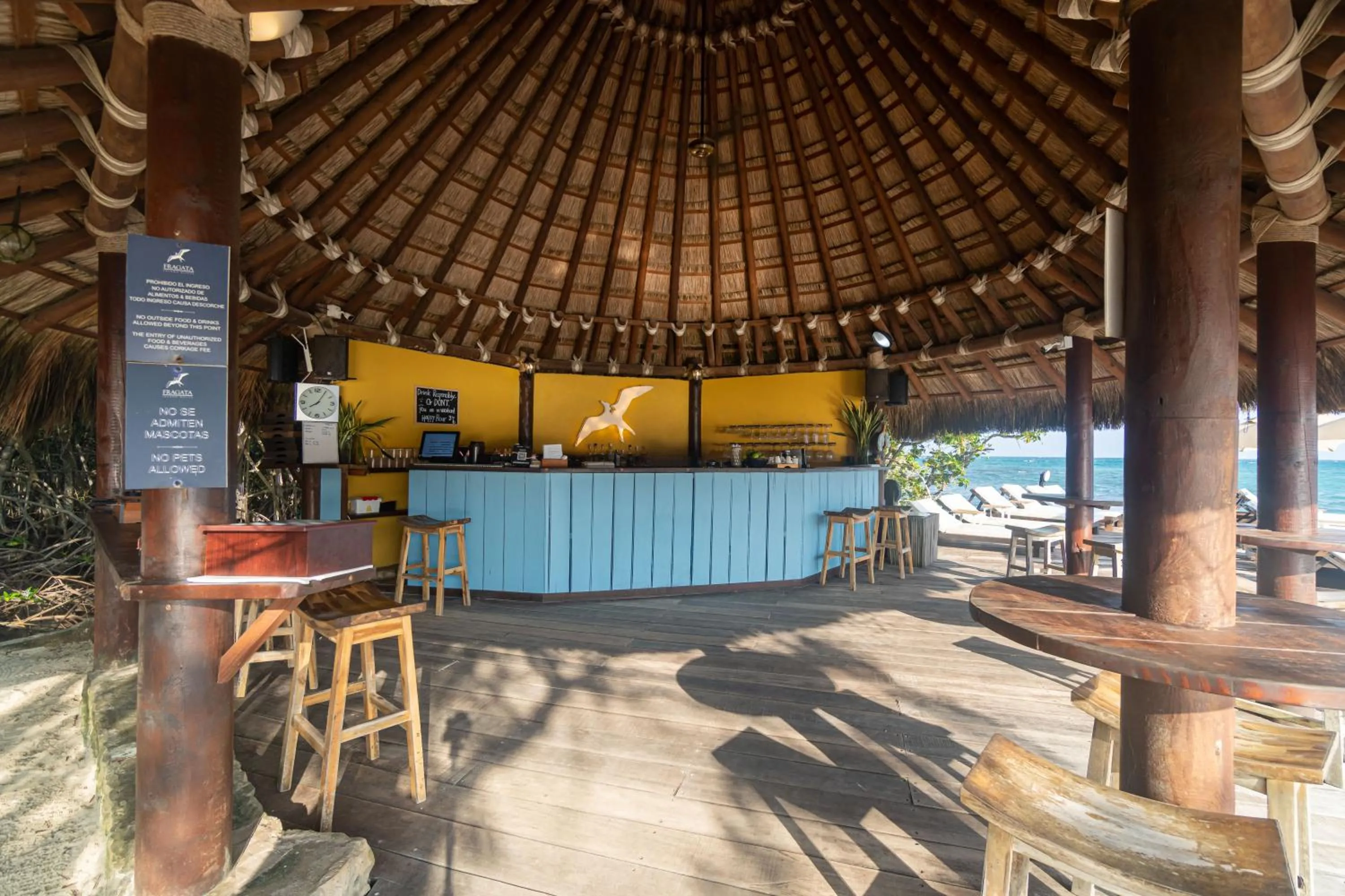Lounge or bar in Fragata Island House