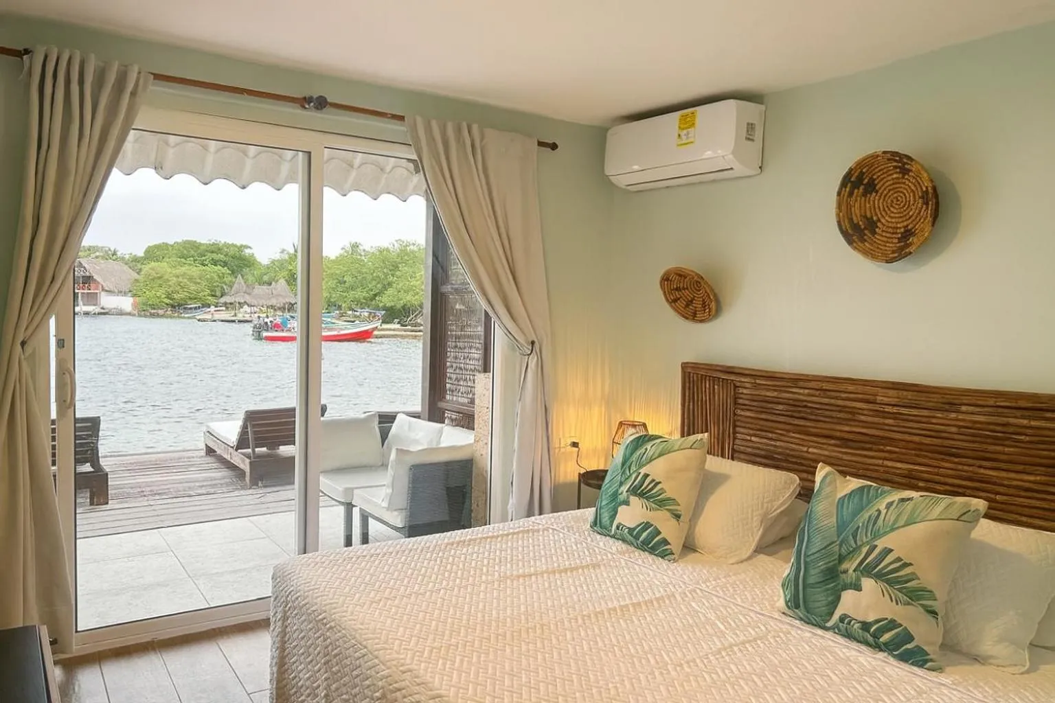 Bedroom, Bed in Fragata Island House