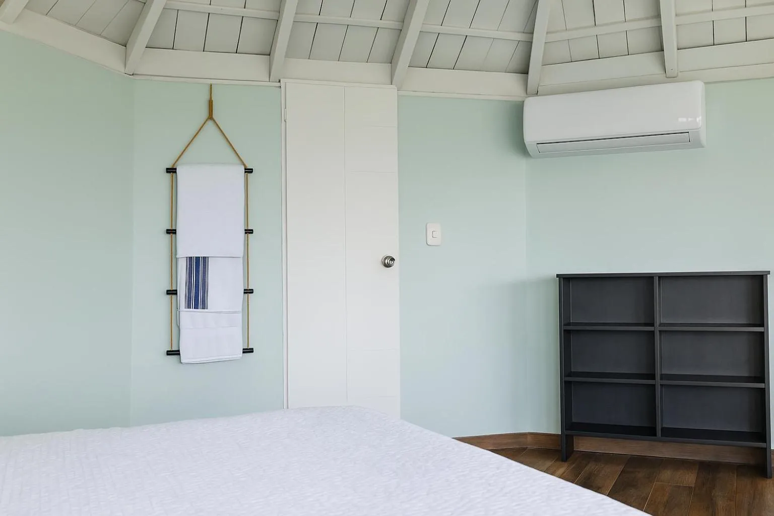 Bedroom, Bed in Fragata Island House