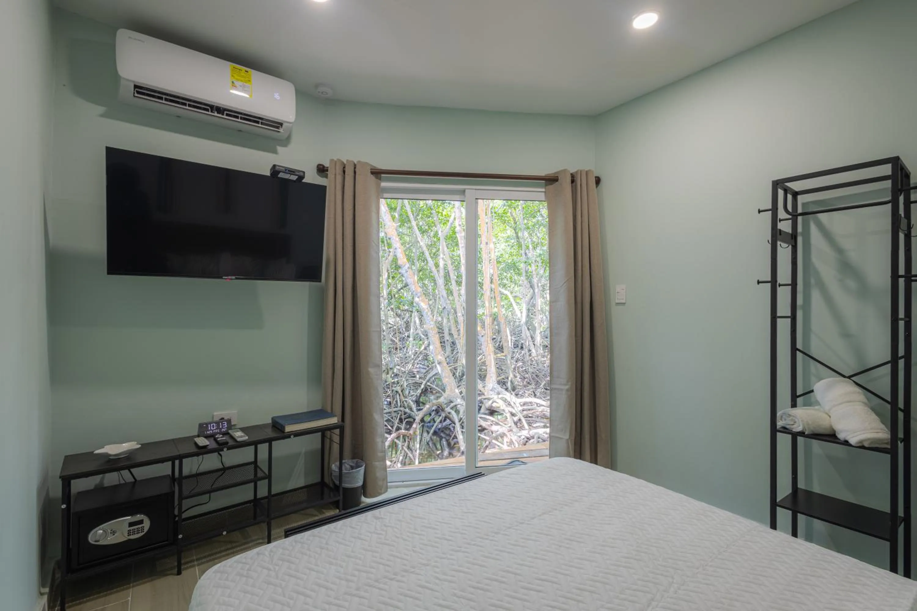 View (from property/room), Bed in Fragata Island House