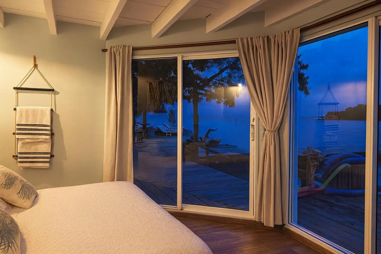 Natural landscape, Bed in Fragata Island House