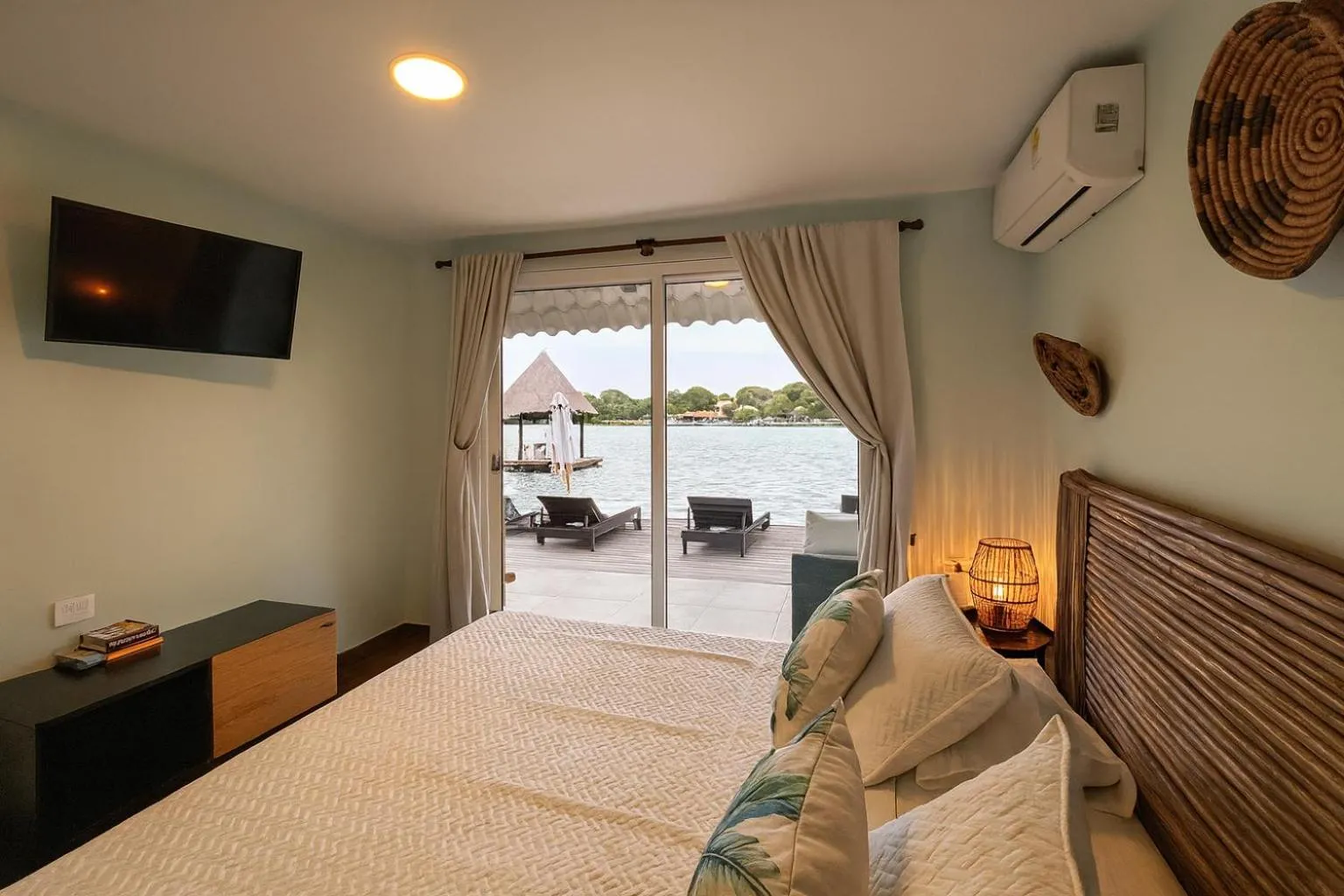 Bedroom, Bed in Fragata Island House