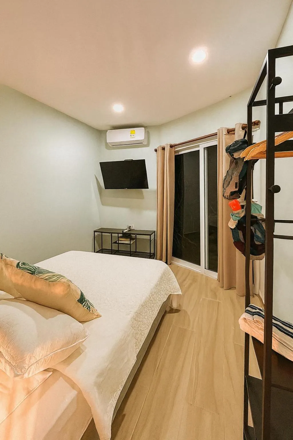 Bedroom, Bed in Fragata Island House