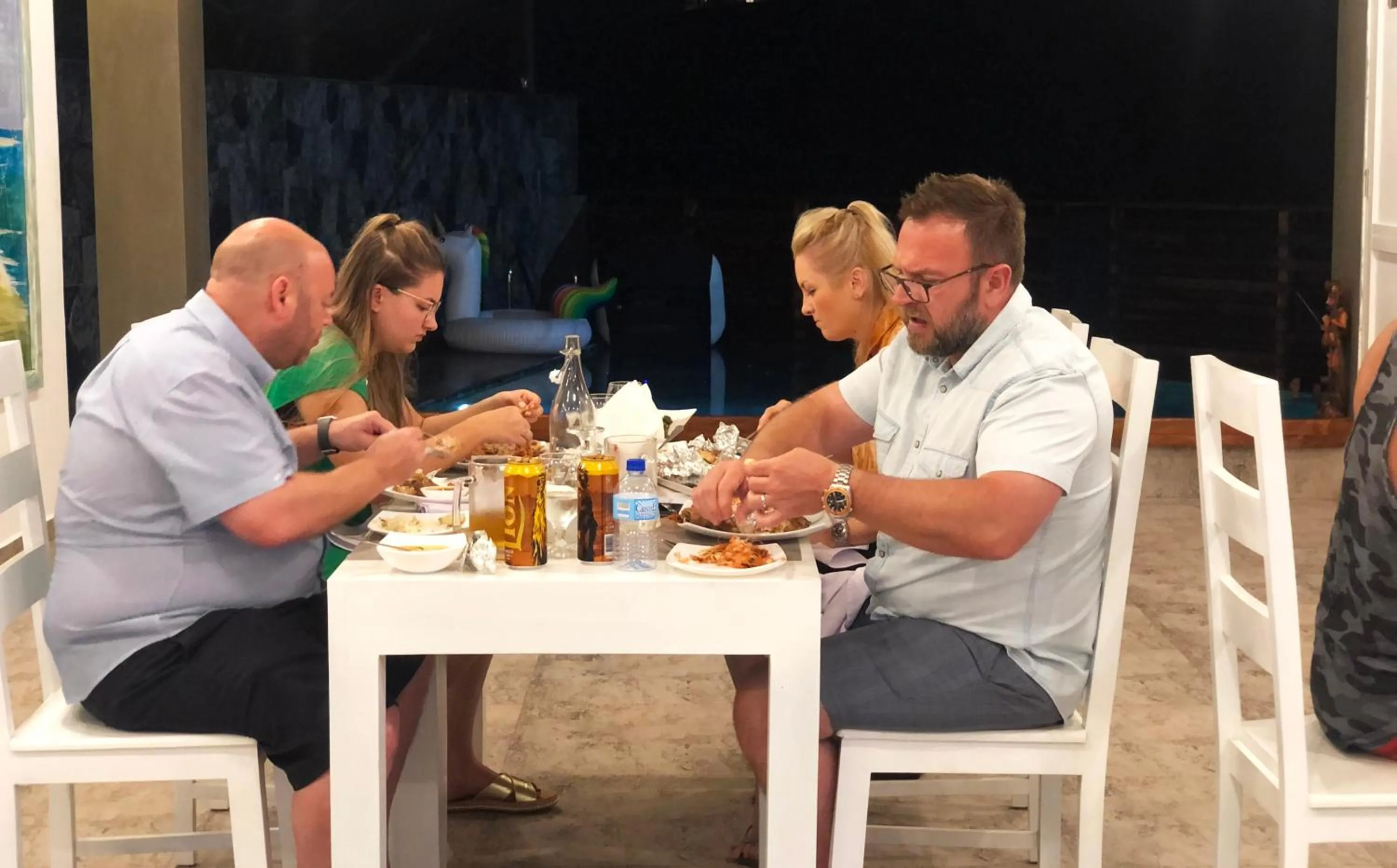 People in de MODA Boutique Hotel Galle