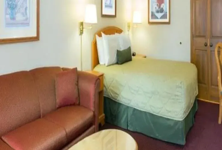 Queen Room - Non-Smoking in Indy Speedway Inn Queen Room - Non-Smoking in Indy Speedway Inn