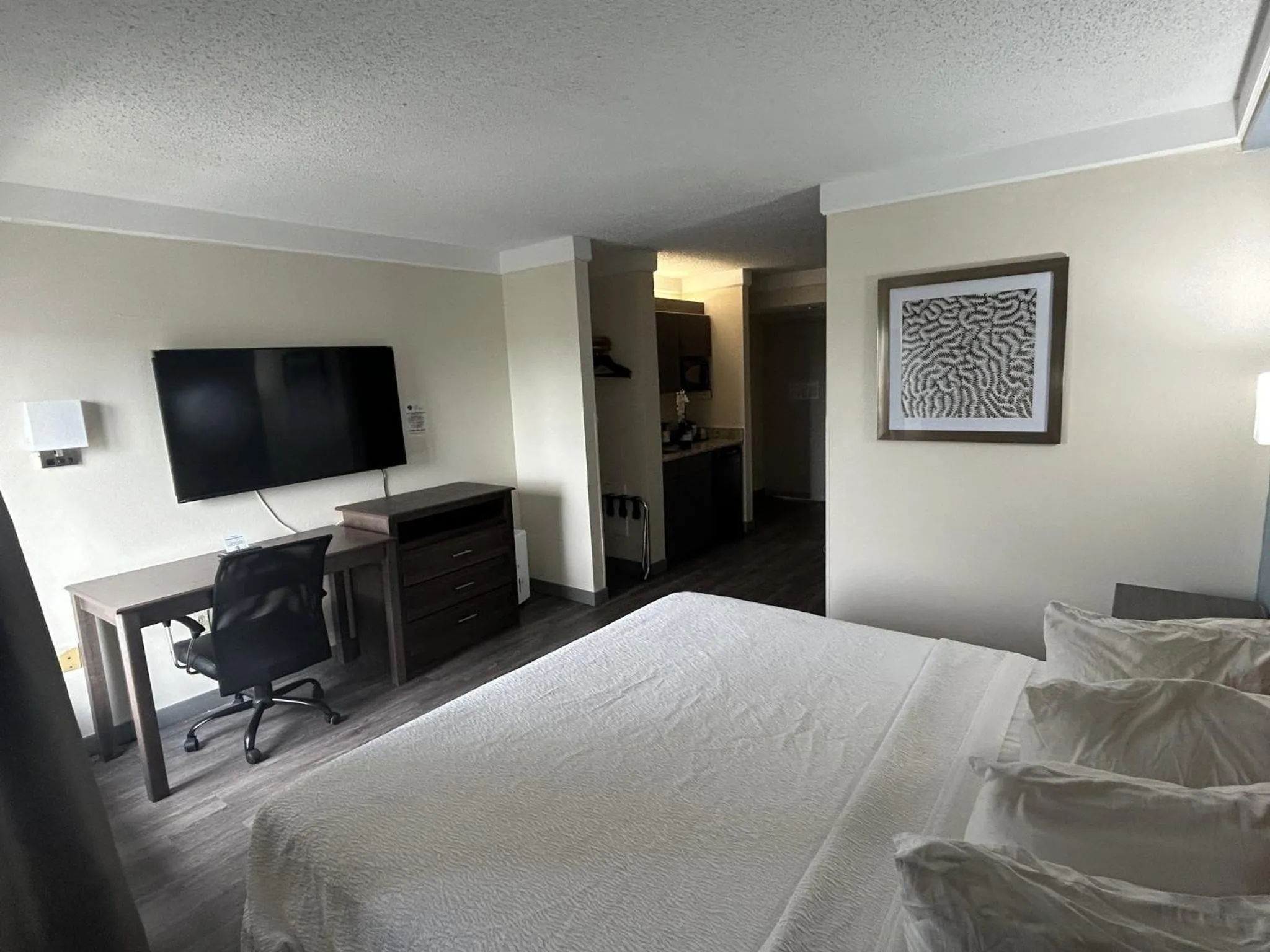 Photo of the whole room, Bed in Red Roof PLUS Fort Myers