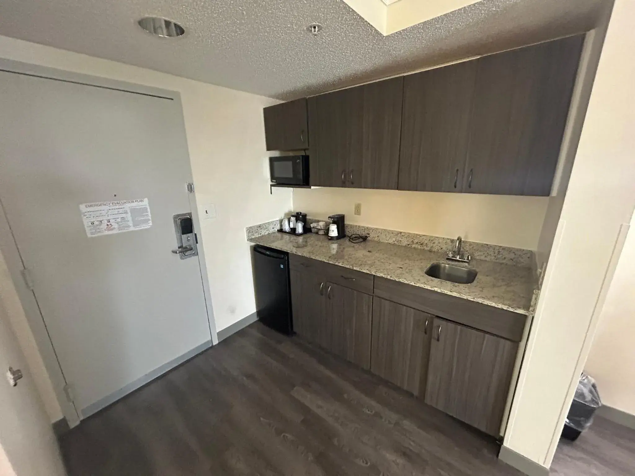 Superior King Room with Disability Access Smoke Free in Red Roof PLUS Fort Myers Superior King Room with Disability Access Smoke Free in Red Roof PLUS Fort Myers
