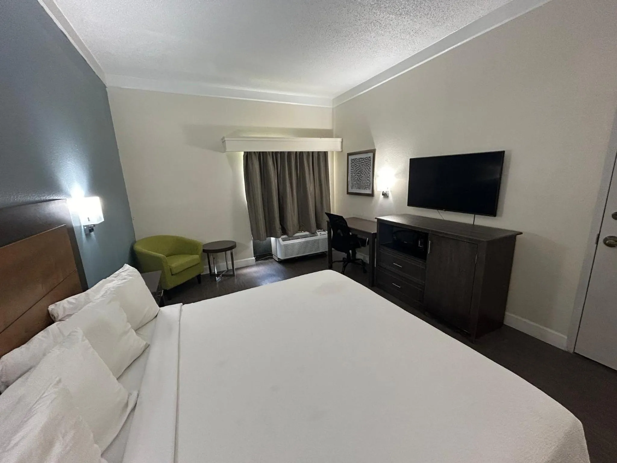 Photo of the whole room, Bed in Red Roof PLUS Fort Myers