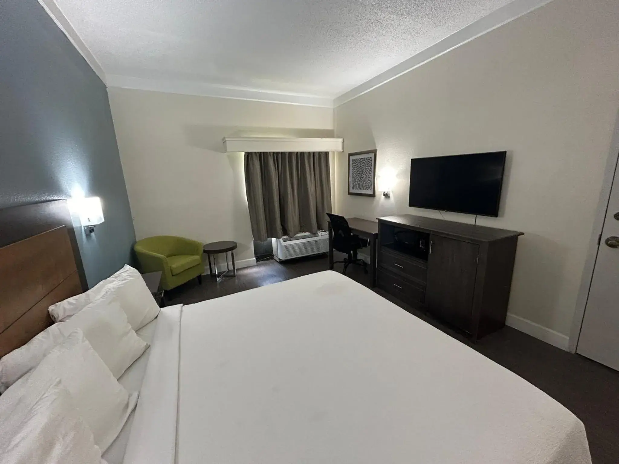 Photo of the whole room, Bed in Red Roof PLUS Fort Myers Photo of the whole room, Bed in Red Roof PLUS Fort Myers