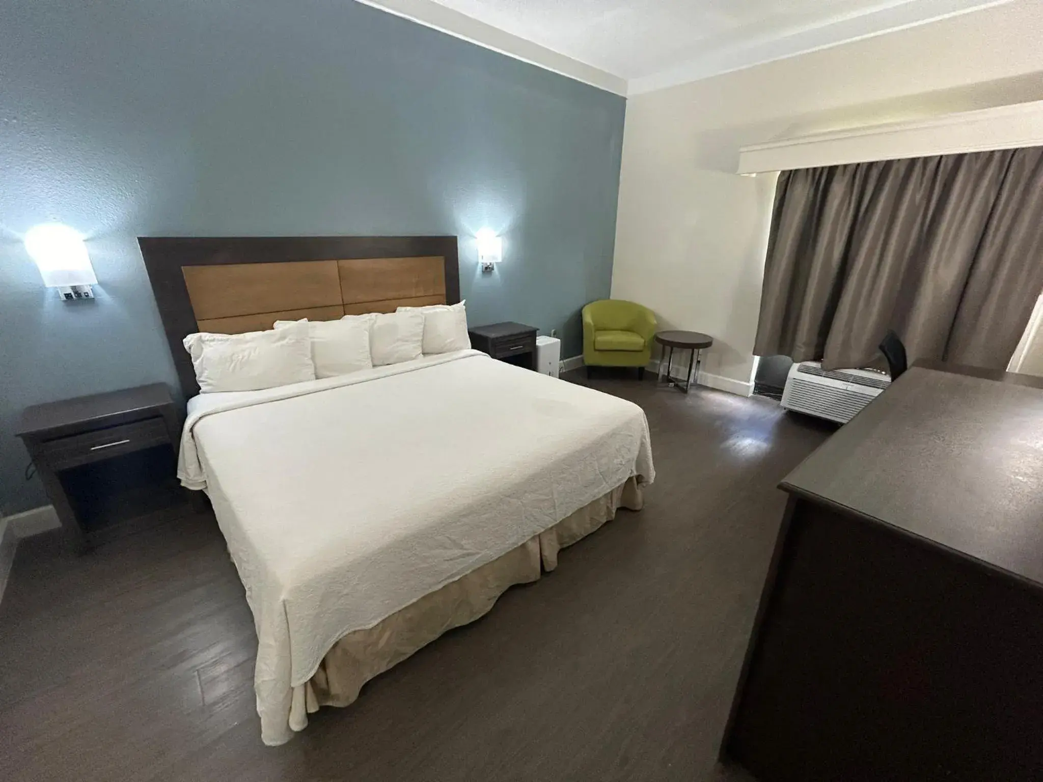 Photo of the whole room, Bed in Red Roof PLUS Fort Myers Photo of the whole room, Bed in Red Roof PLUS Fort Myers