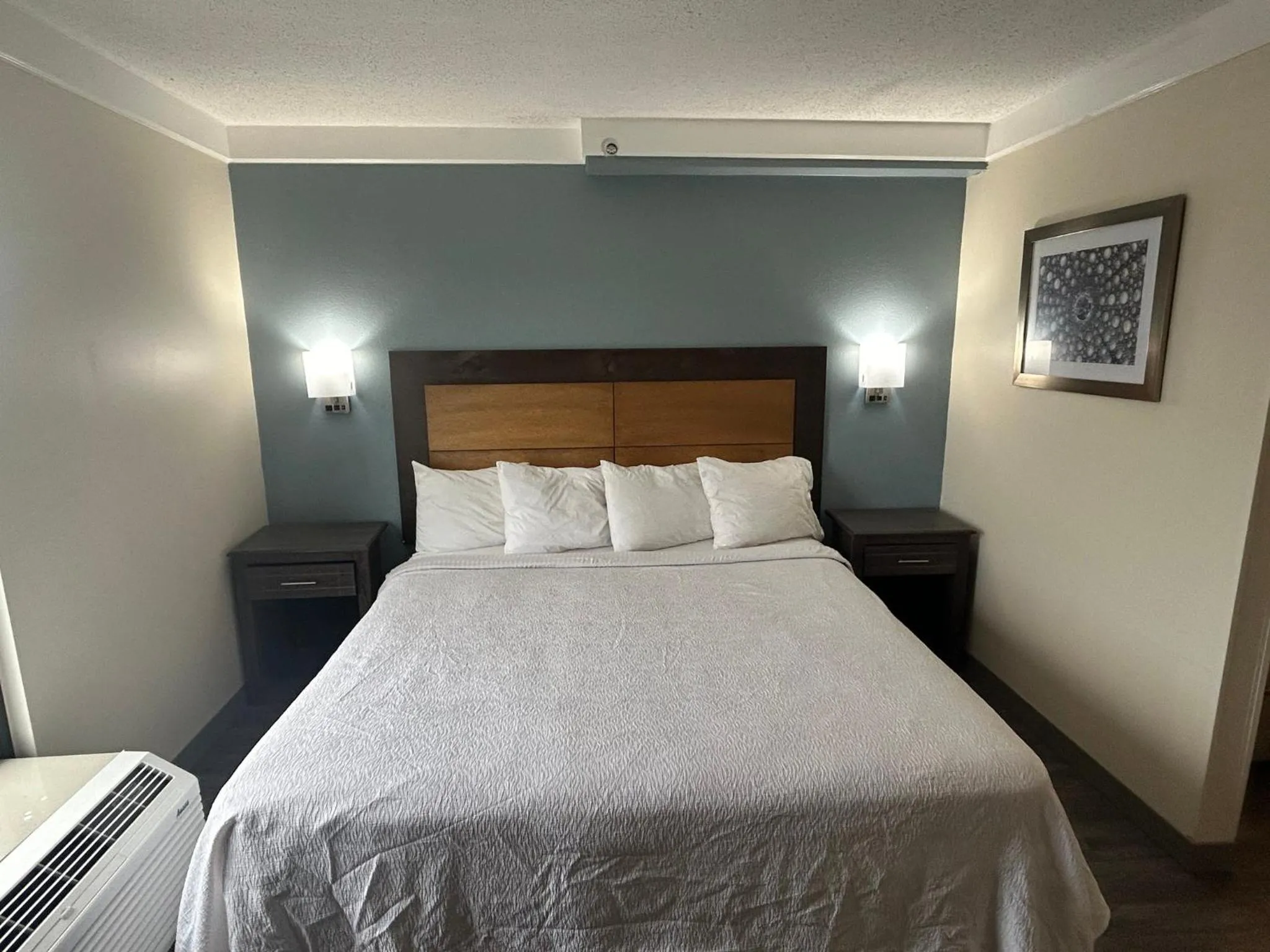 Photo of the whole room, Bed in Red Roof PLUS Fort Myers