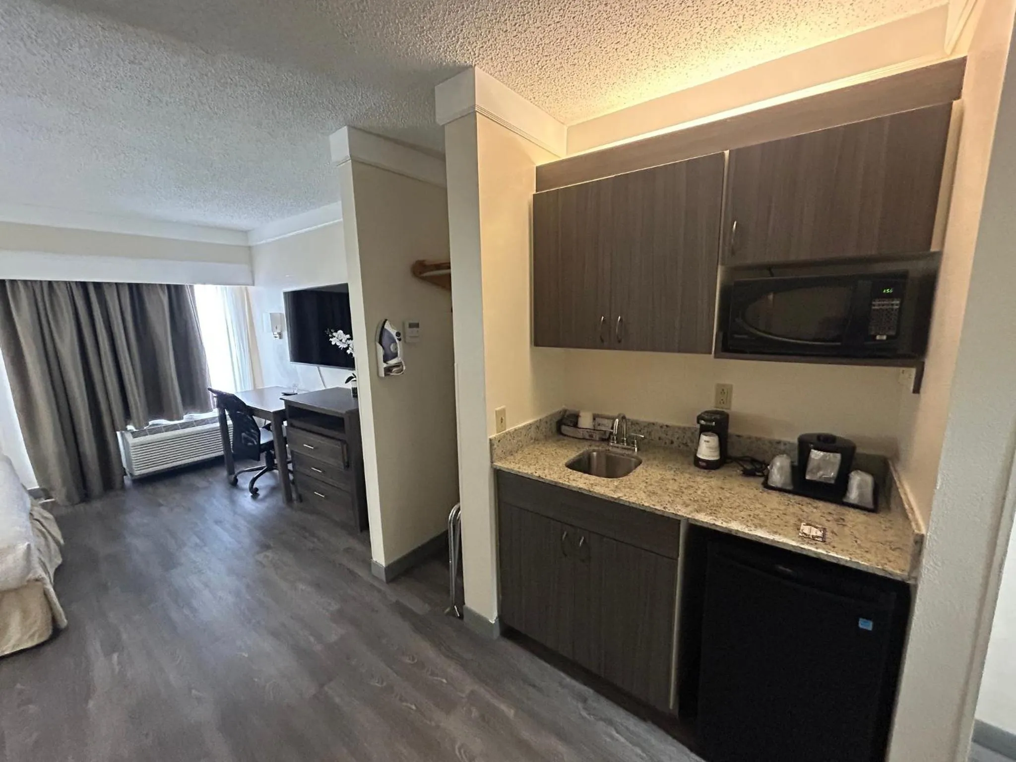 Photo of the whole room, Bed in Red Roof PLUS Fort Myers