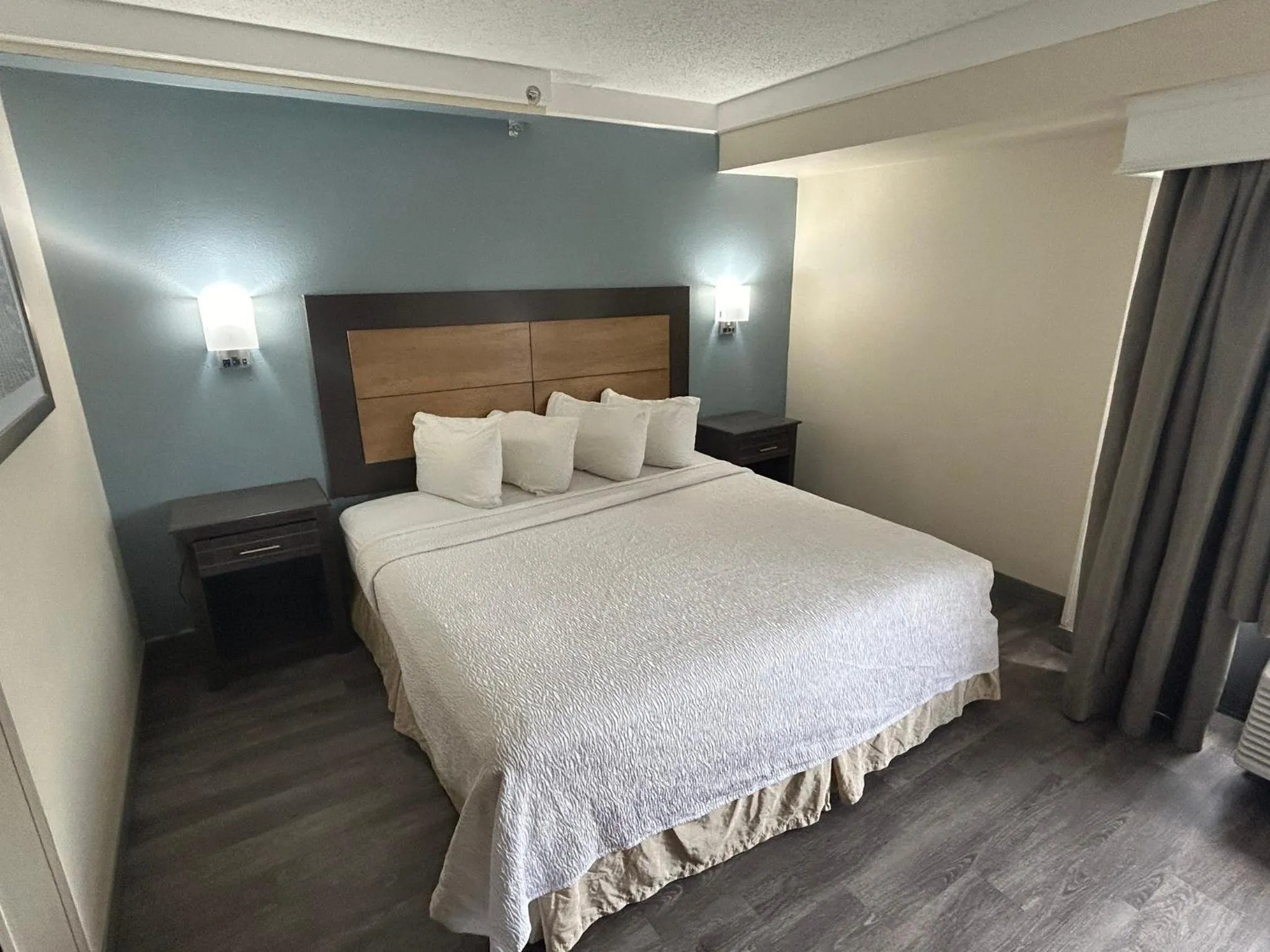 Photo of the whole room, Bed in Red Roof PLUS Fort Myers