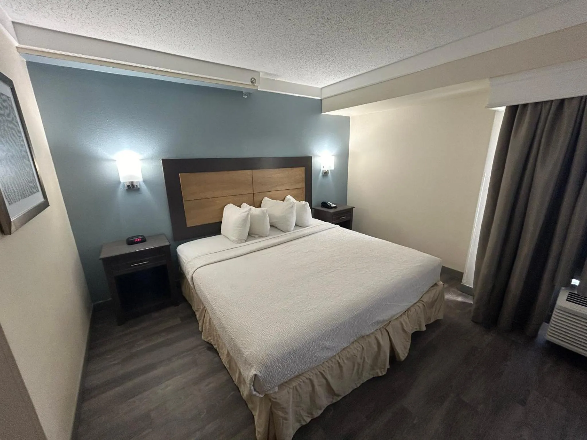 Photo of the whole room, Bed in Red Roof PLUS Fort Myers