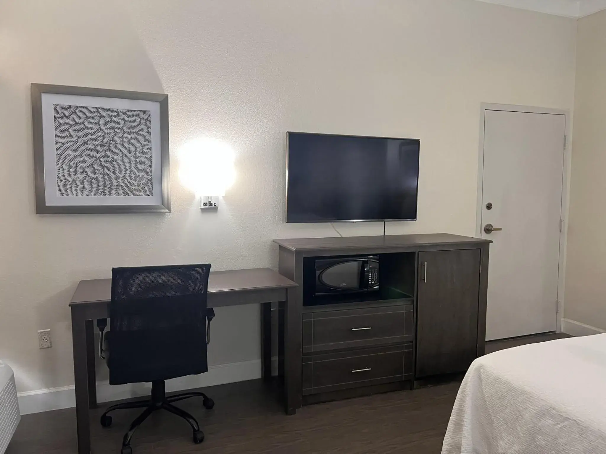 Superior King Room Disability Access Roll-In Shower Smoke Free in Red Roof PLUS Fort Myers Superior King Room Disability Access Roll-In Shower Smoke Free in Red Roof PLUS Fort Myers