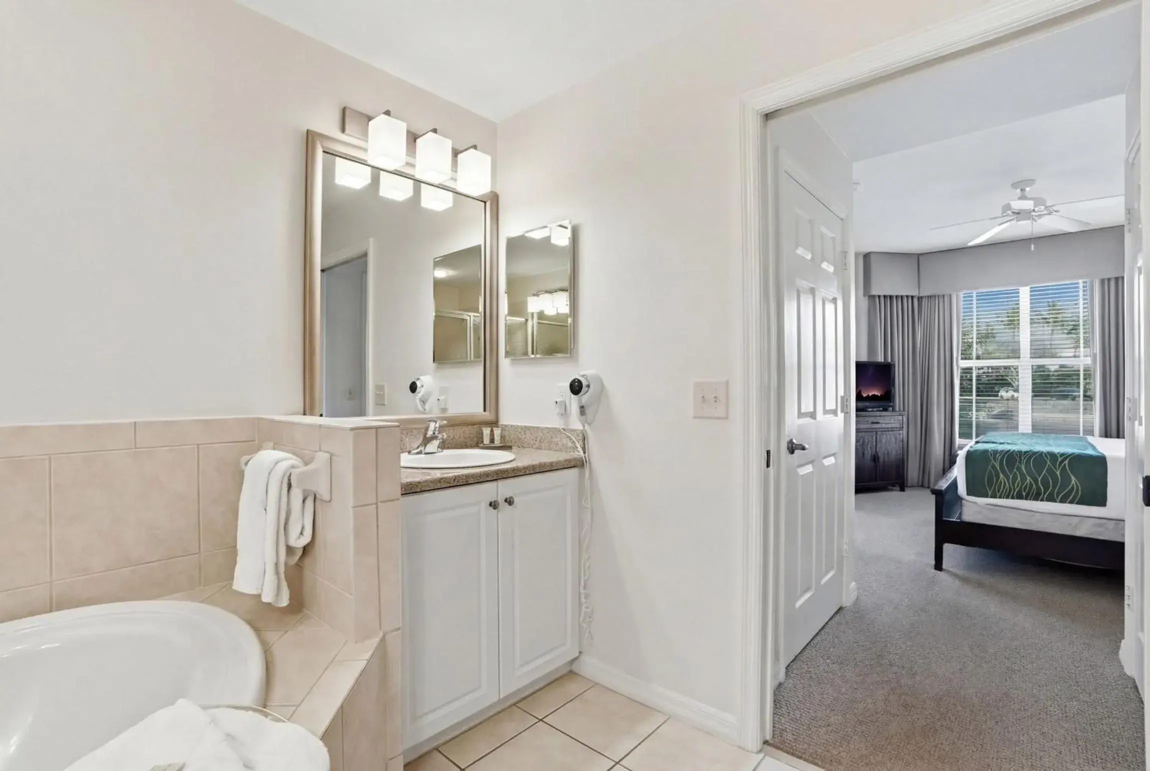 Bed in GreenLinks Golf Villas at Lely Resort Bed in GreenLinks Golf Villas at Lely Resort