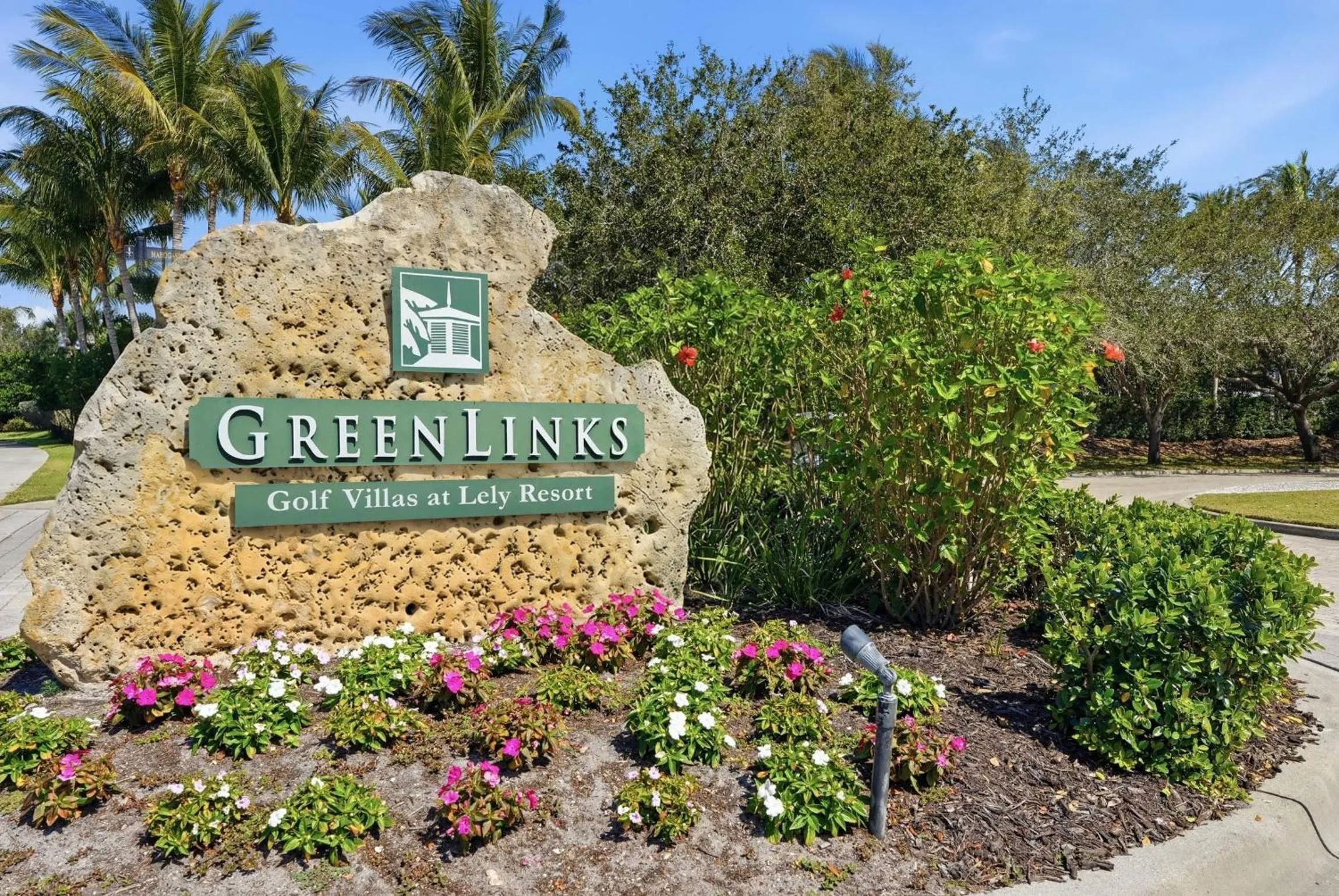 Facade/entrance in GreenLinks Golf Villas at Lely Resort