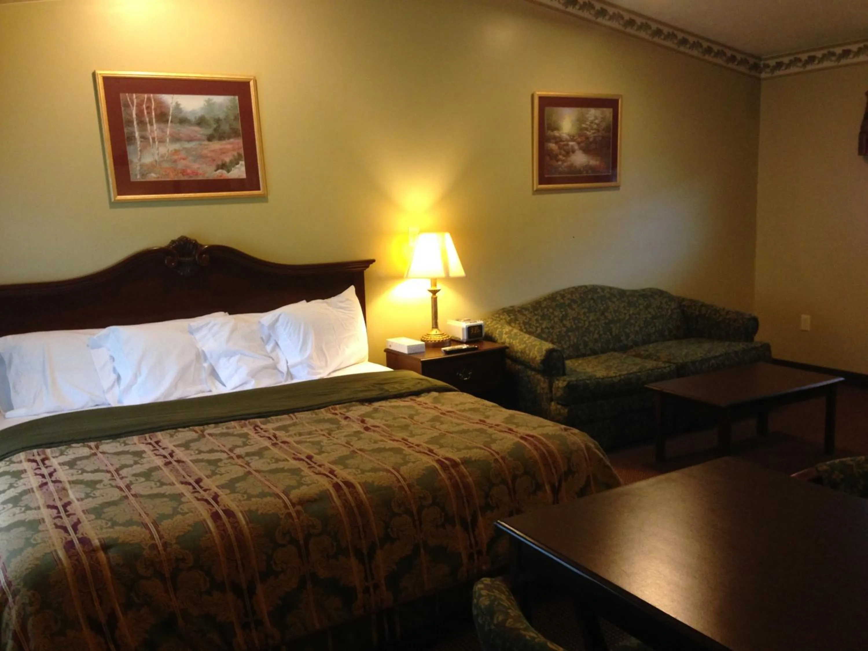 View (from property/room), Bed in Fred's Inn Restaurant & Lodging