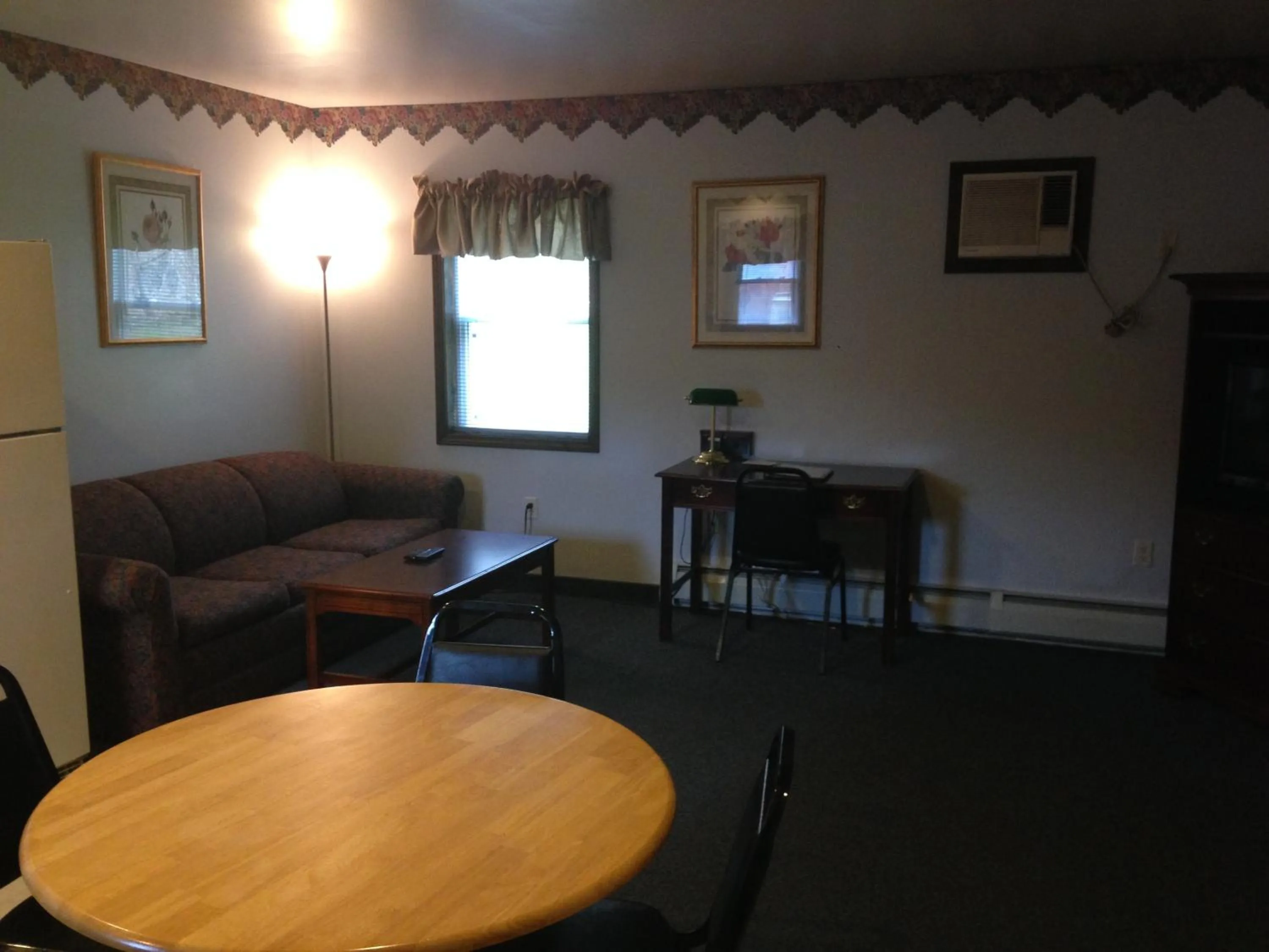 Living room in Fred's Inn Restaurant & Lodging