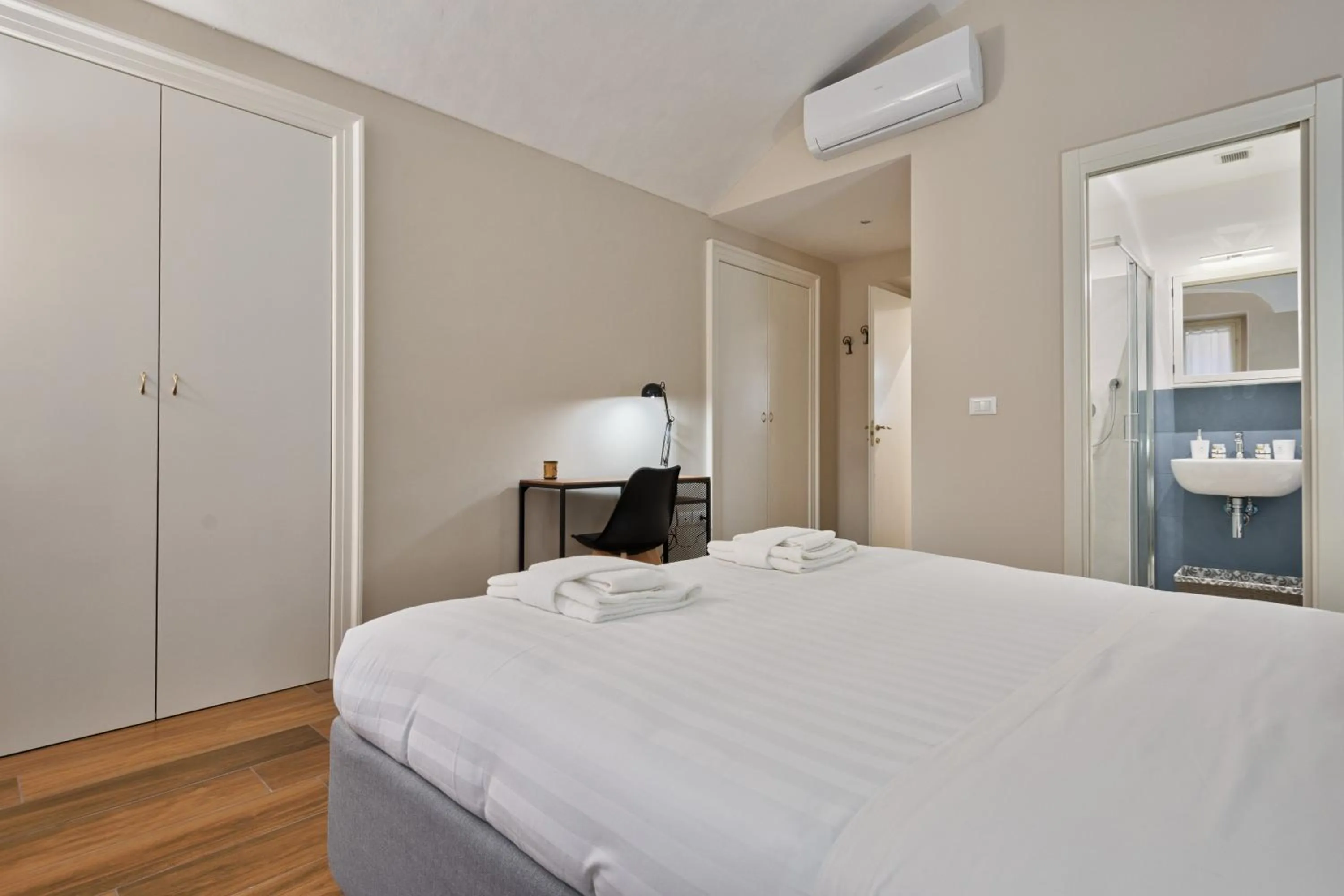 Bedroom, Bed in GuestHost - Porta Susa Elegant & Design Apartment