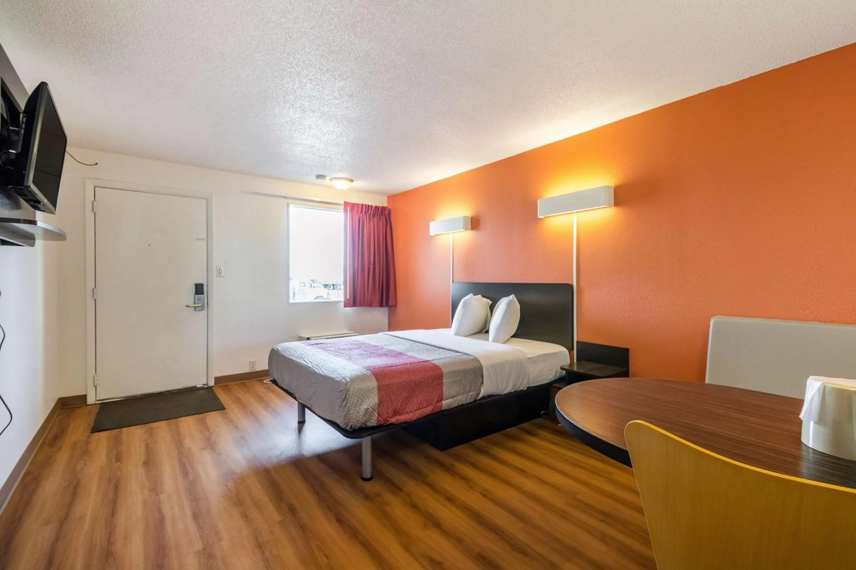 TV and multimedia, Bed in Motel 6-Indianapolis, IN - South