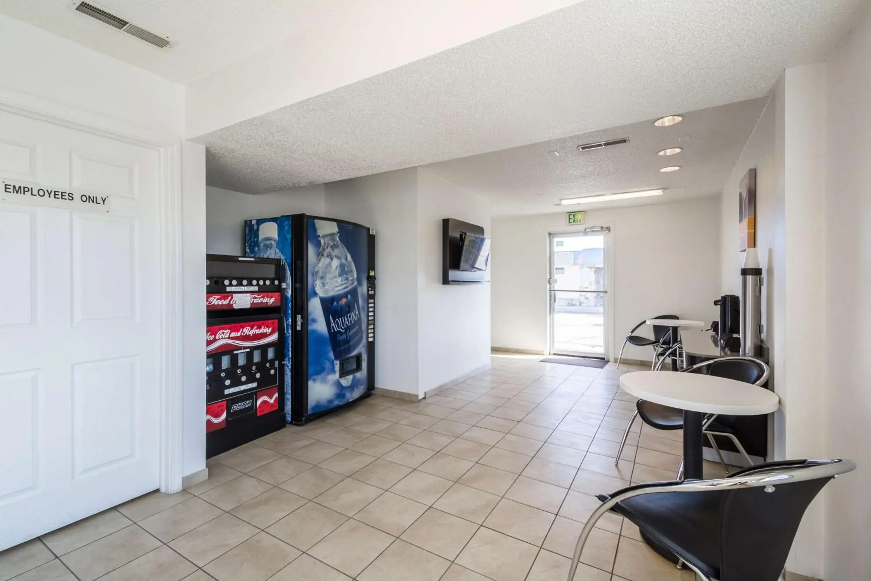 Communal lounge/ TV room in Motel 6-Indianapolis, IN - South