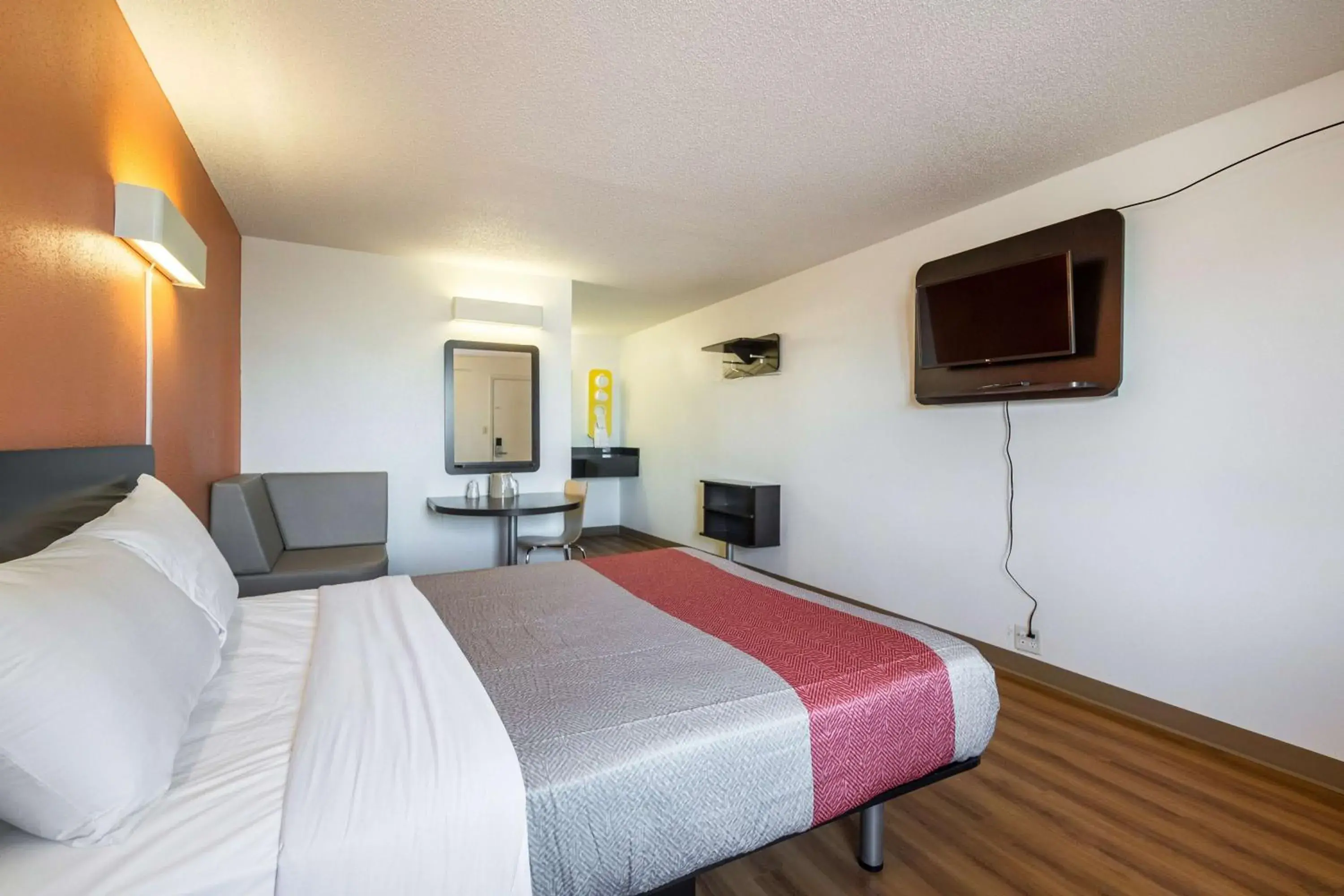 TV and multimedia, Bed in Motel 6-Indianapolis, IN - South