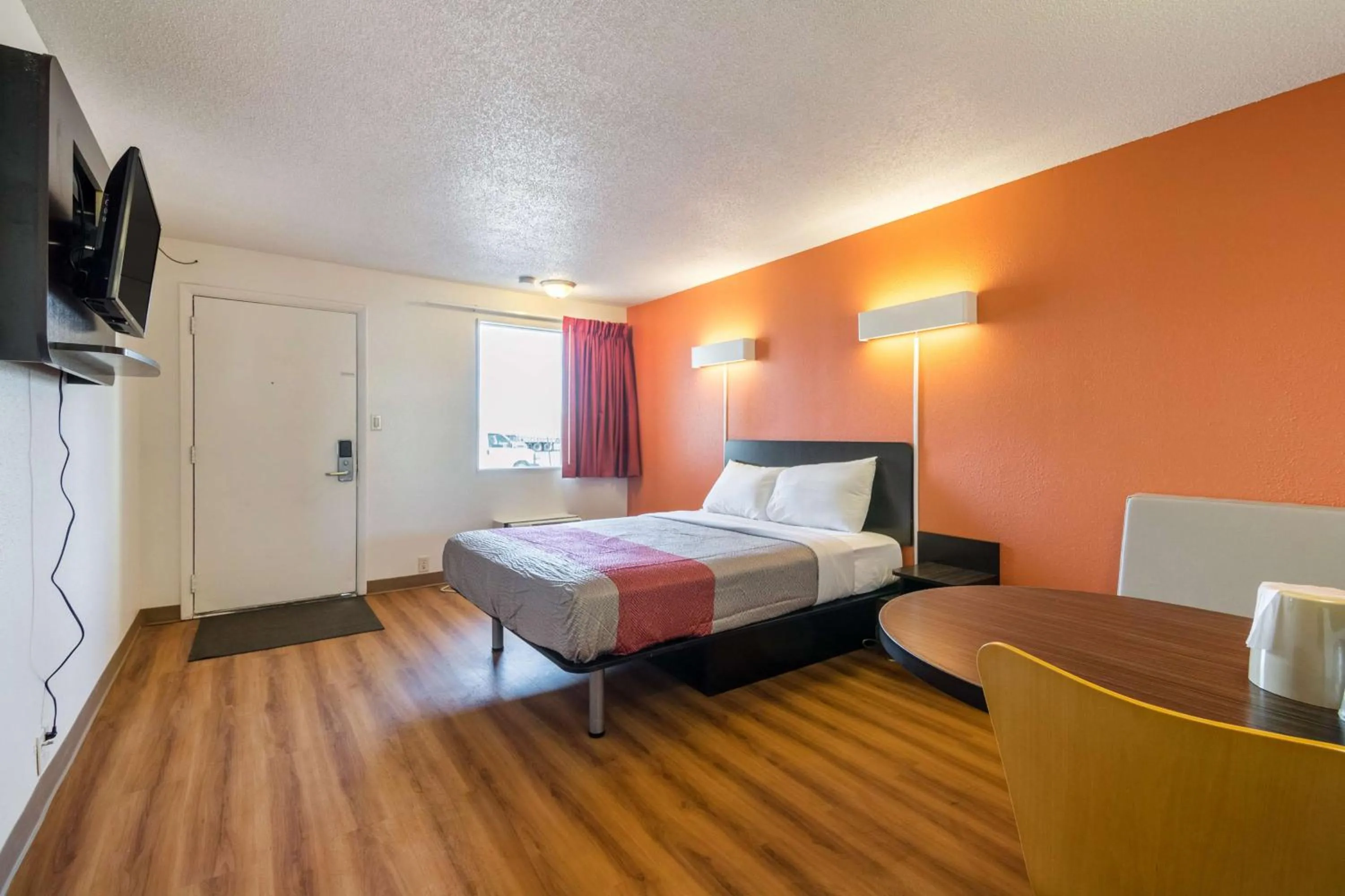 TV and multimedia, Bed in Motel 6-Indianapolis, IN - South