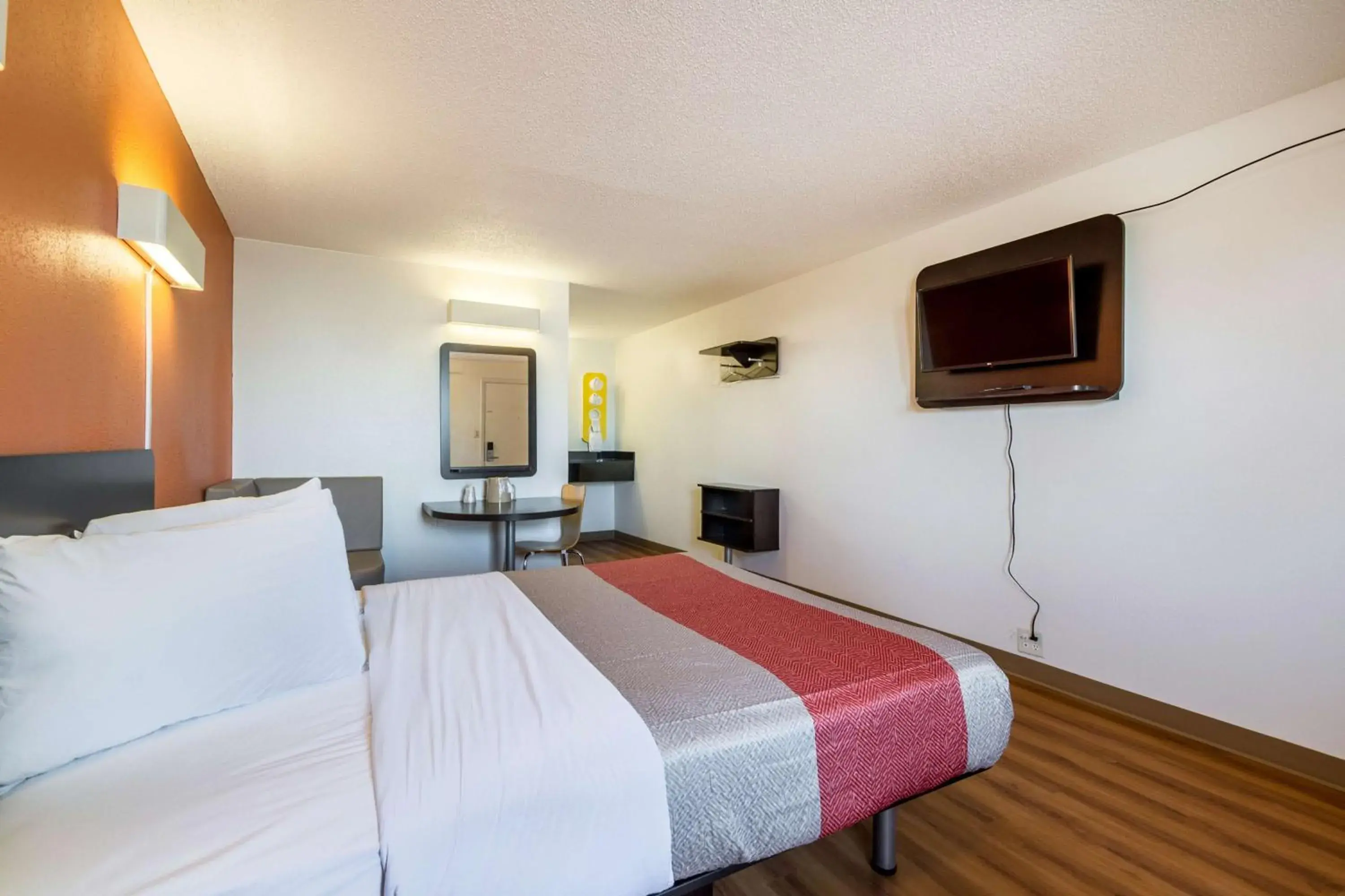 TV and multimedia, Bed in Motel 6-Indianapolis, IN - South