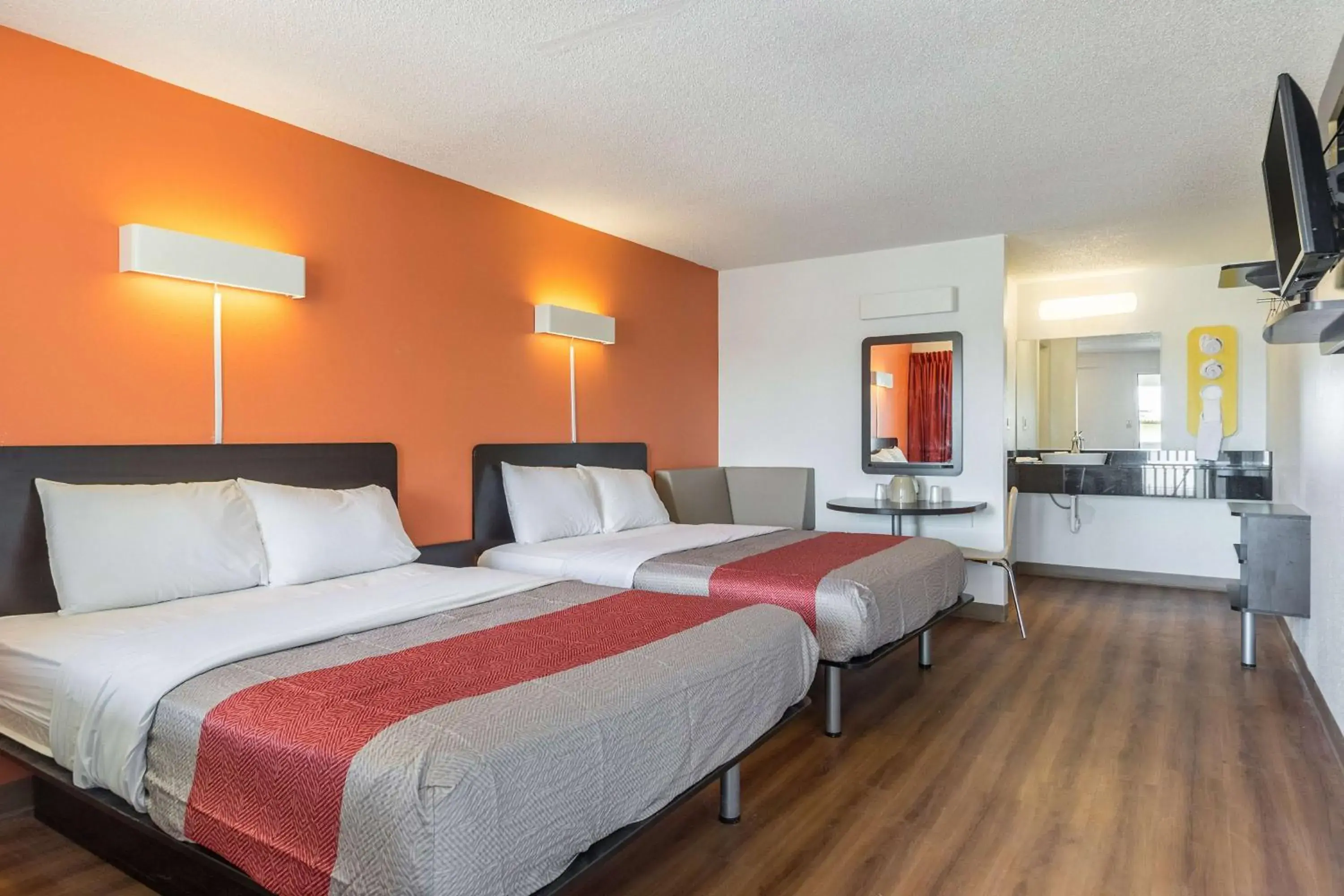 TV and multimedia, Bed in Motel 6-Indianapolis, IN - South