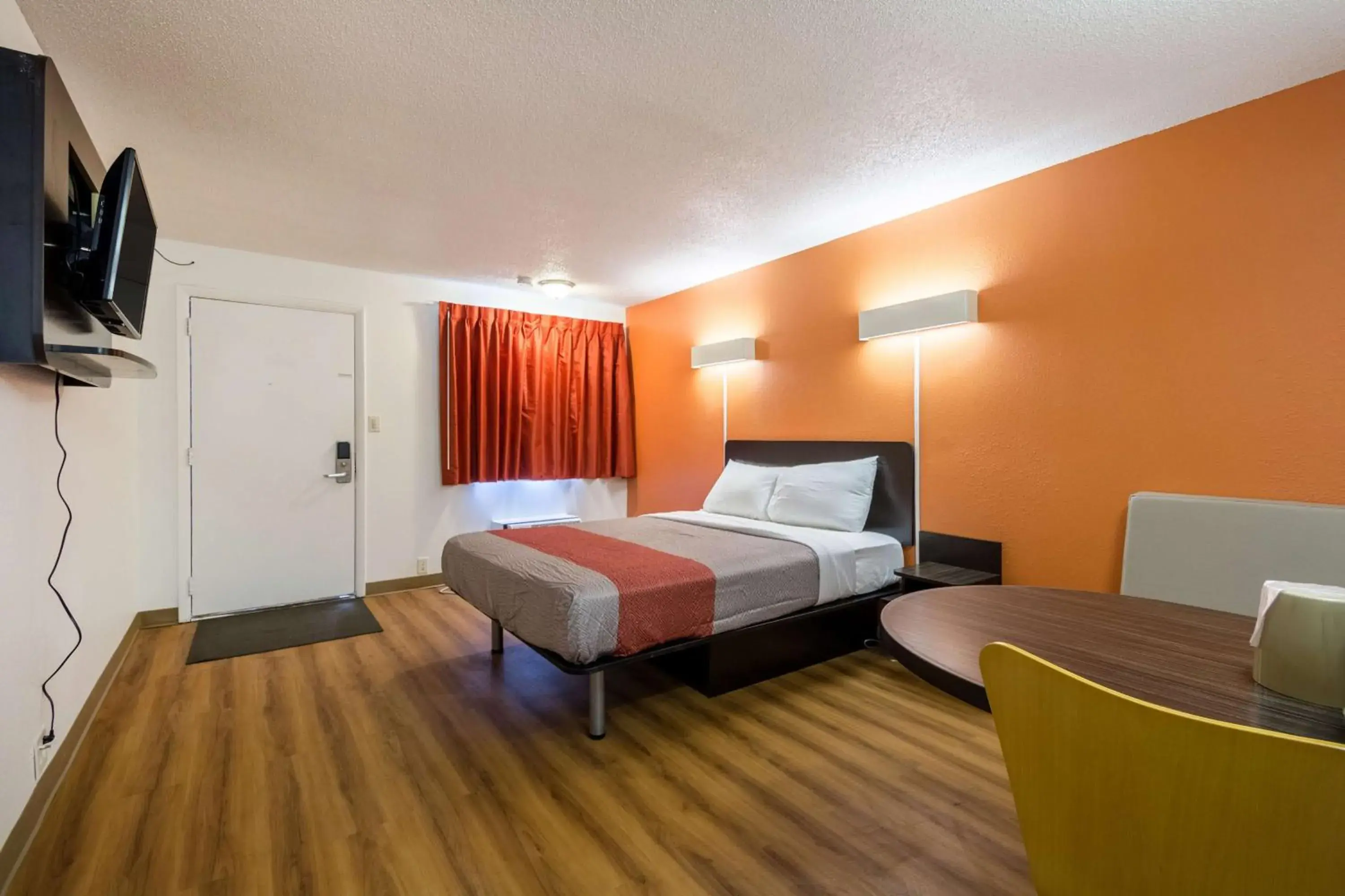 TV and multimedia, Bed in Motel 6-Indianapolis, IN - South