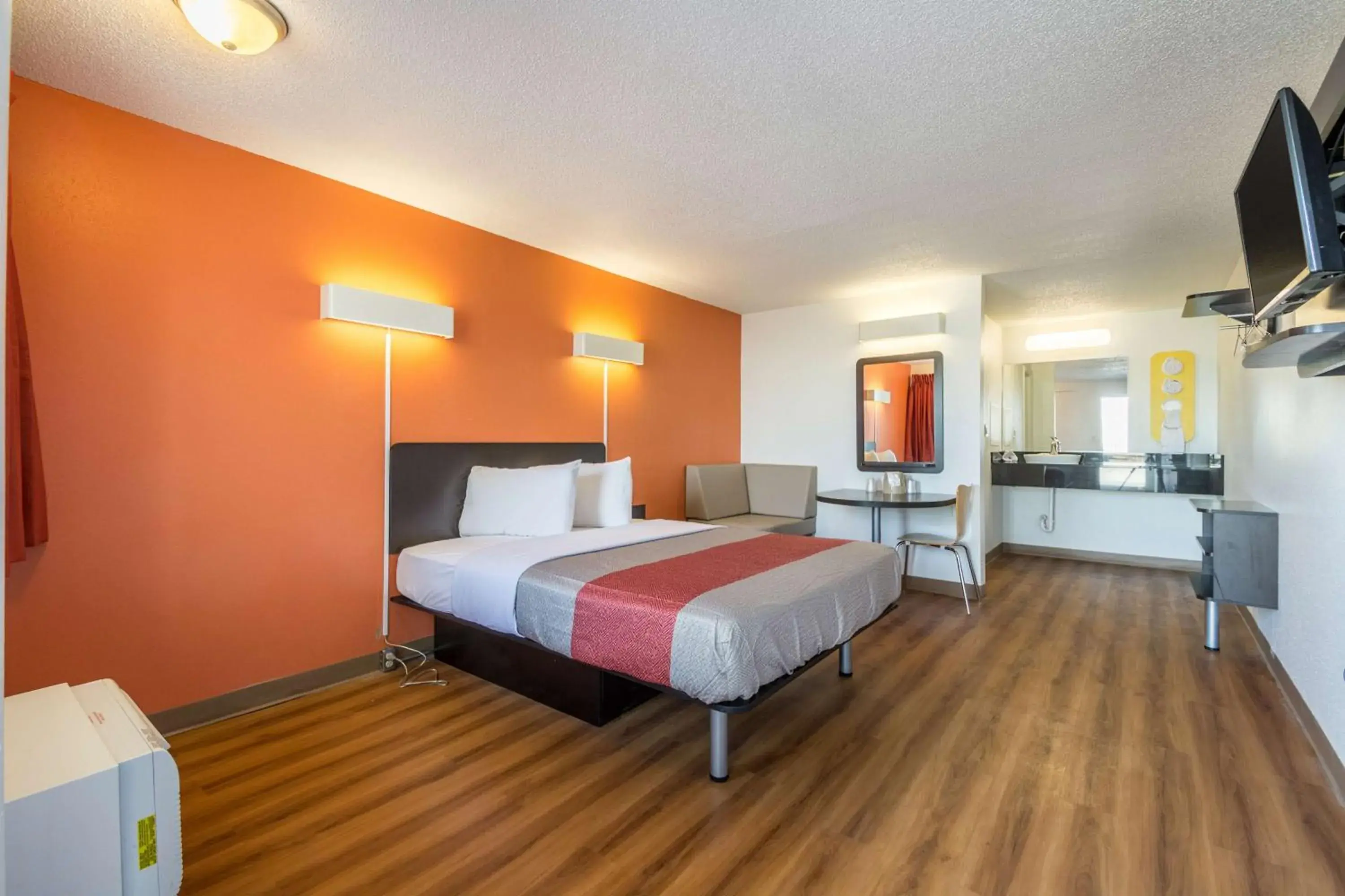 TV and multimedia, Bed in Motel 6-Indianapolis, IN - South