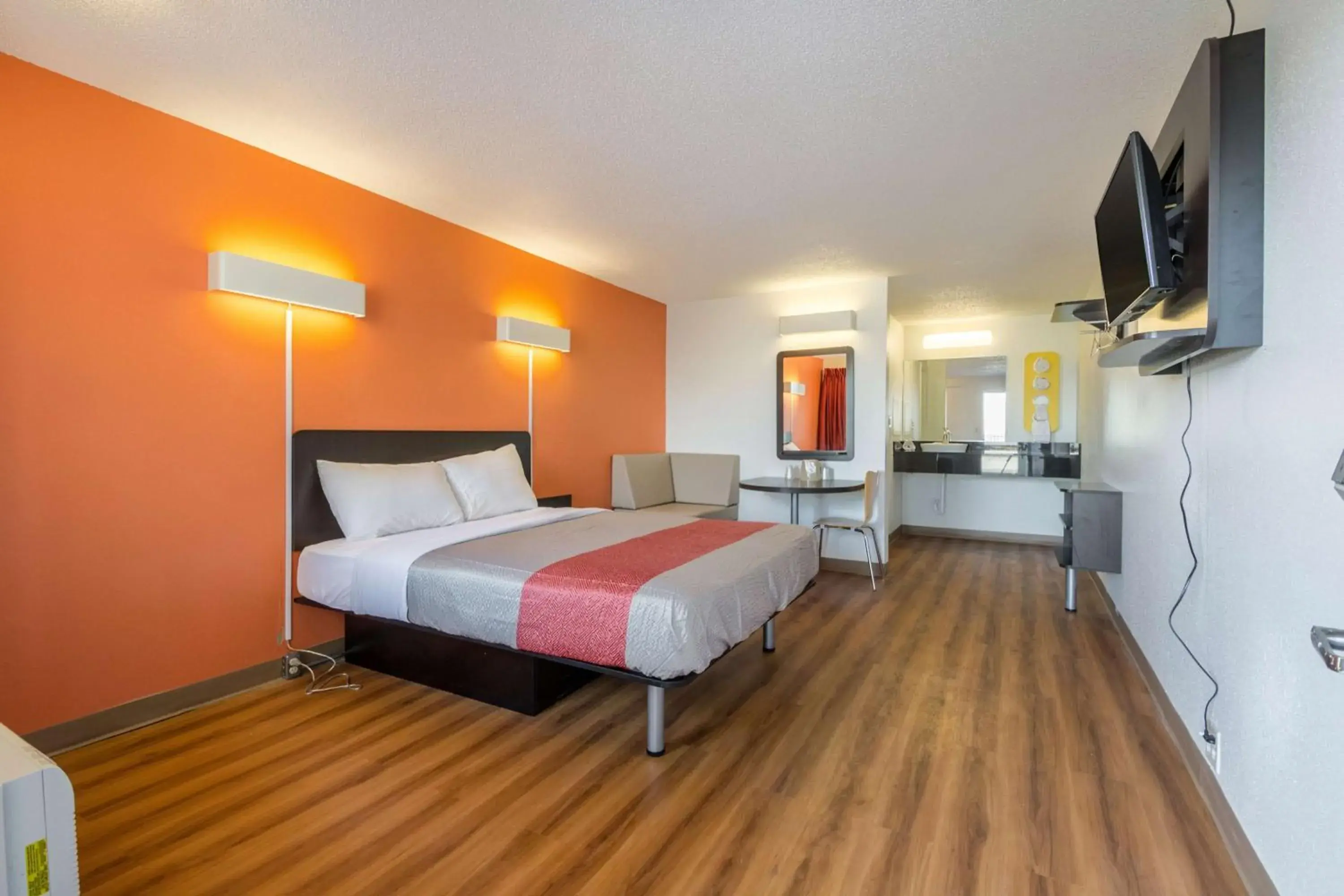 TV and multimedia, Bed in Motel 6-Indianapolis, IN - South