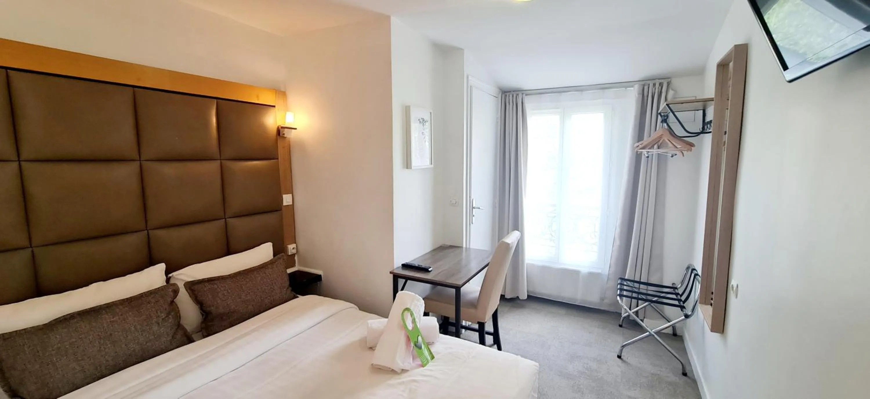 Photo of the whole room, Bed in Hotel de France 18