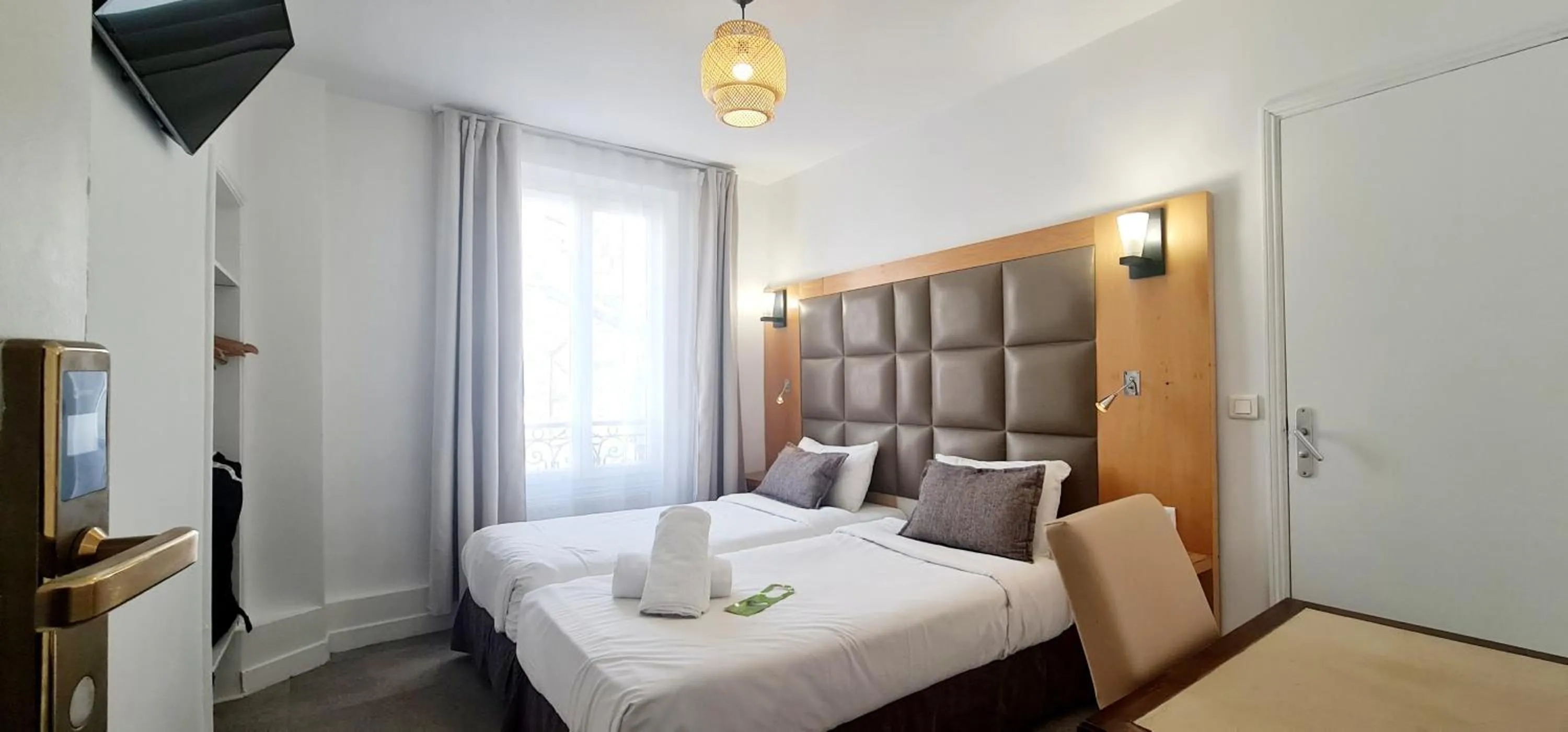 Photo of the whole room, Bed in Hotel de France 18