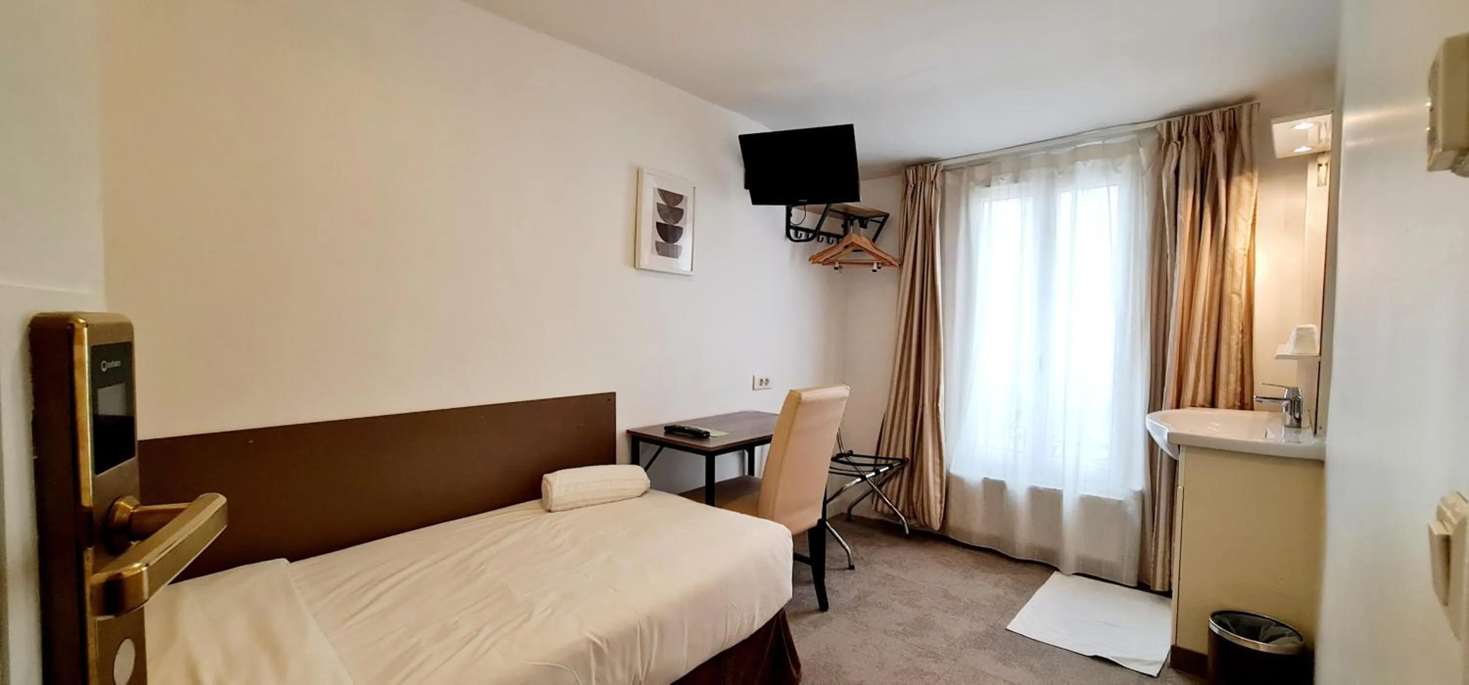 Photo of the whole room, Bed in Hotel de France 18