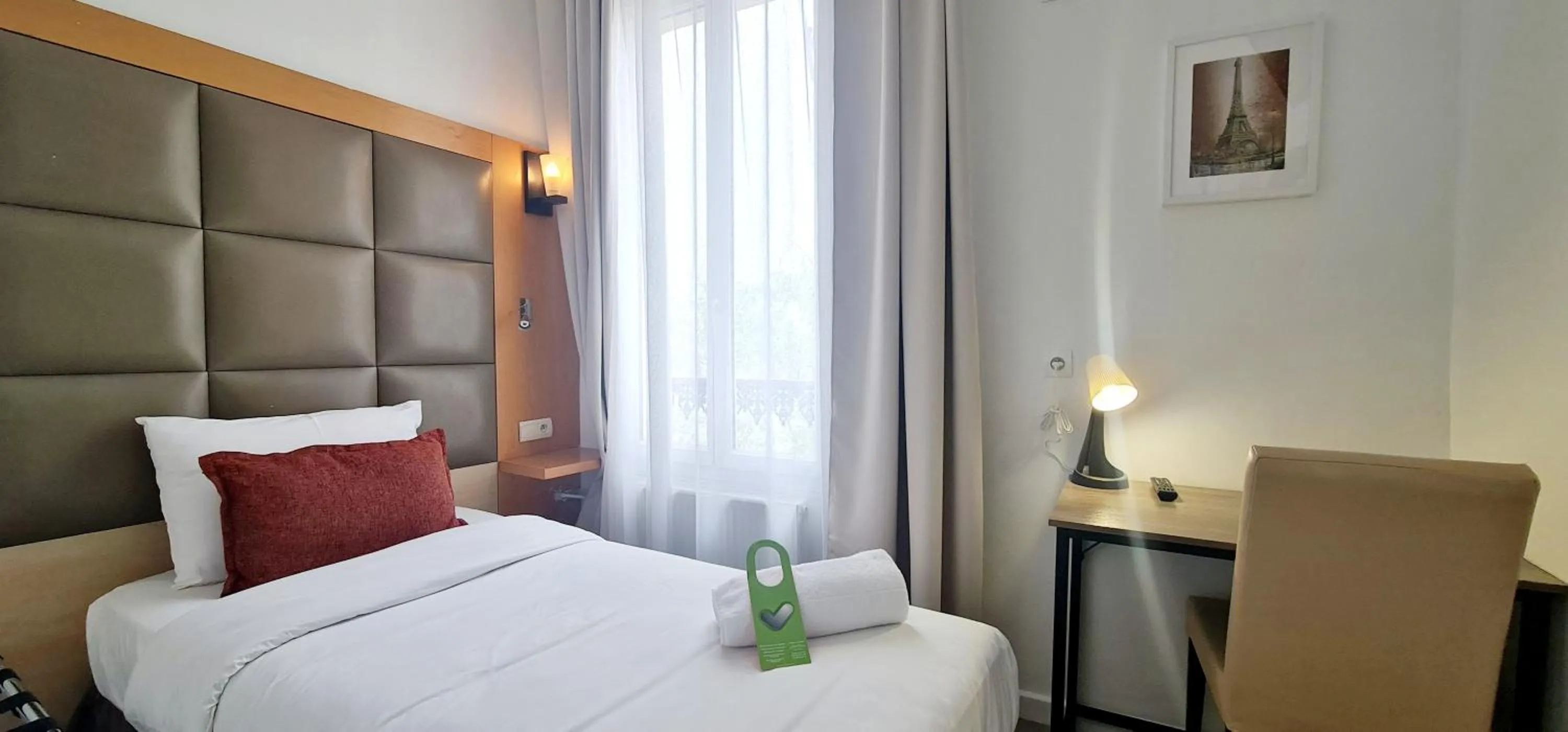 Photo of the whole room, Bed in Hotel de France 18