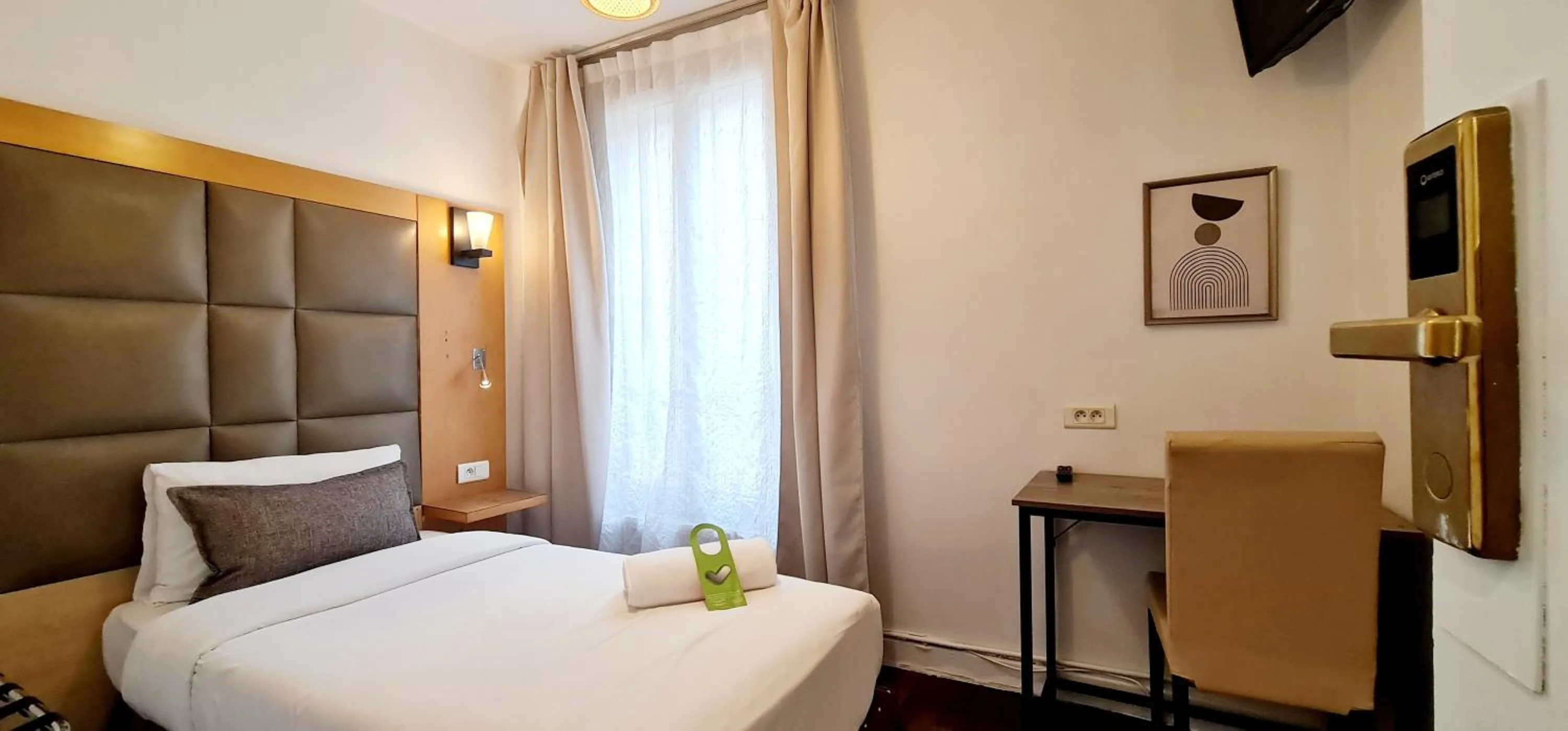 Photo of the whole room, Bed in Hotel de France 18