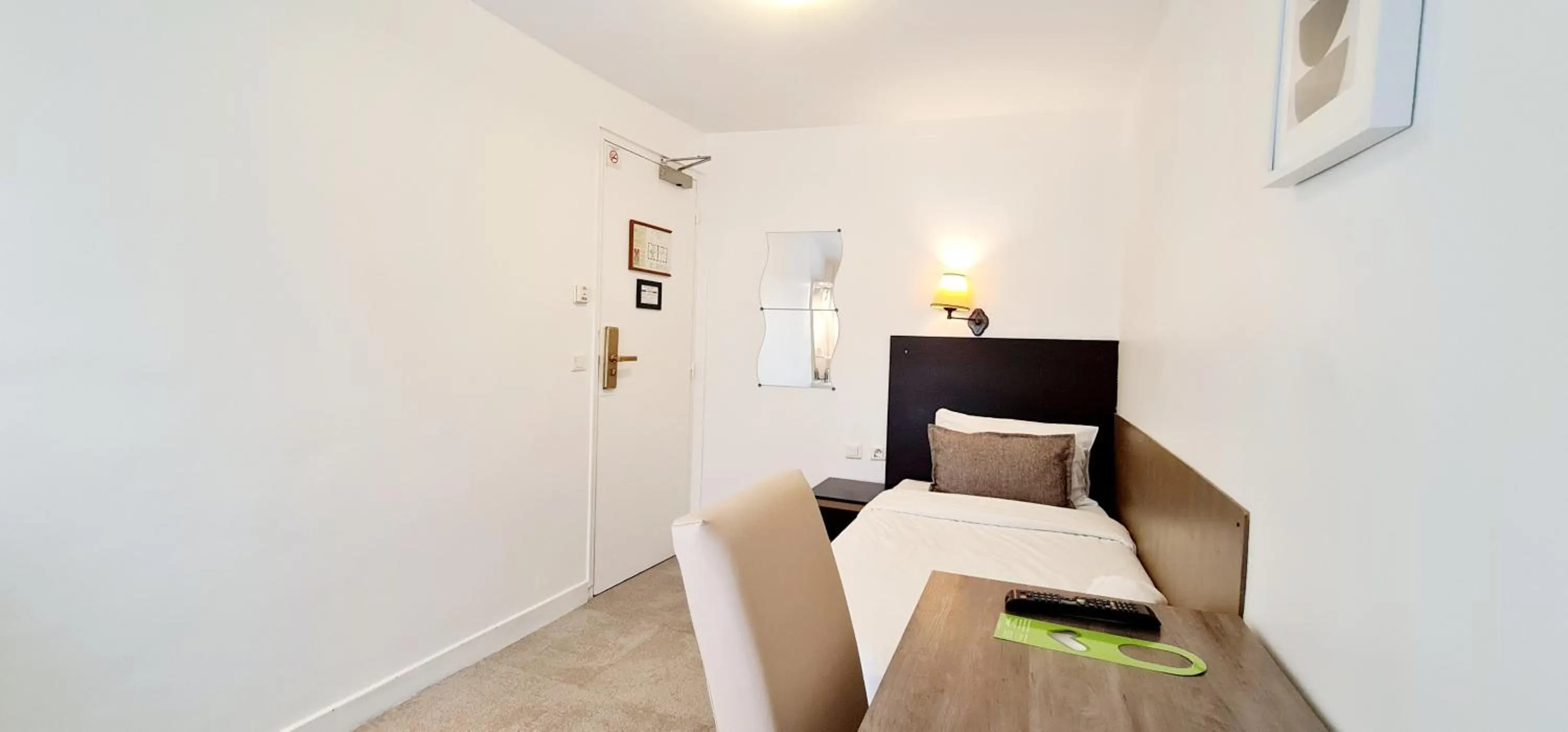 Bedroom, Bed in Hotel de France 18