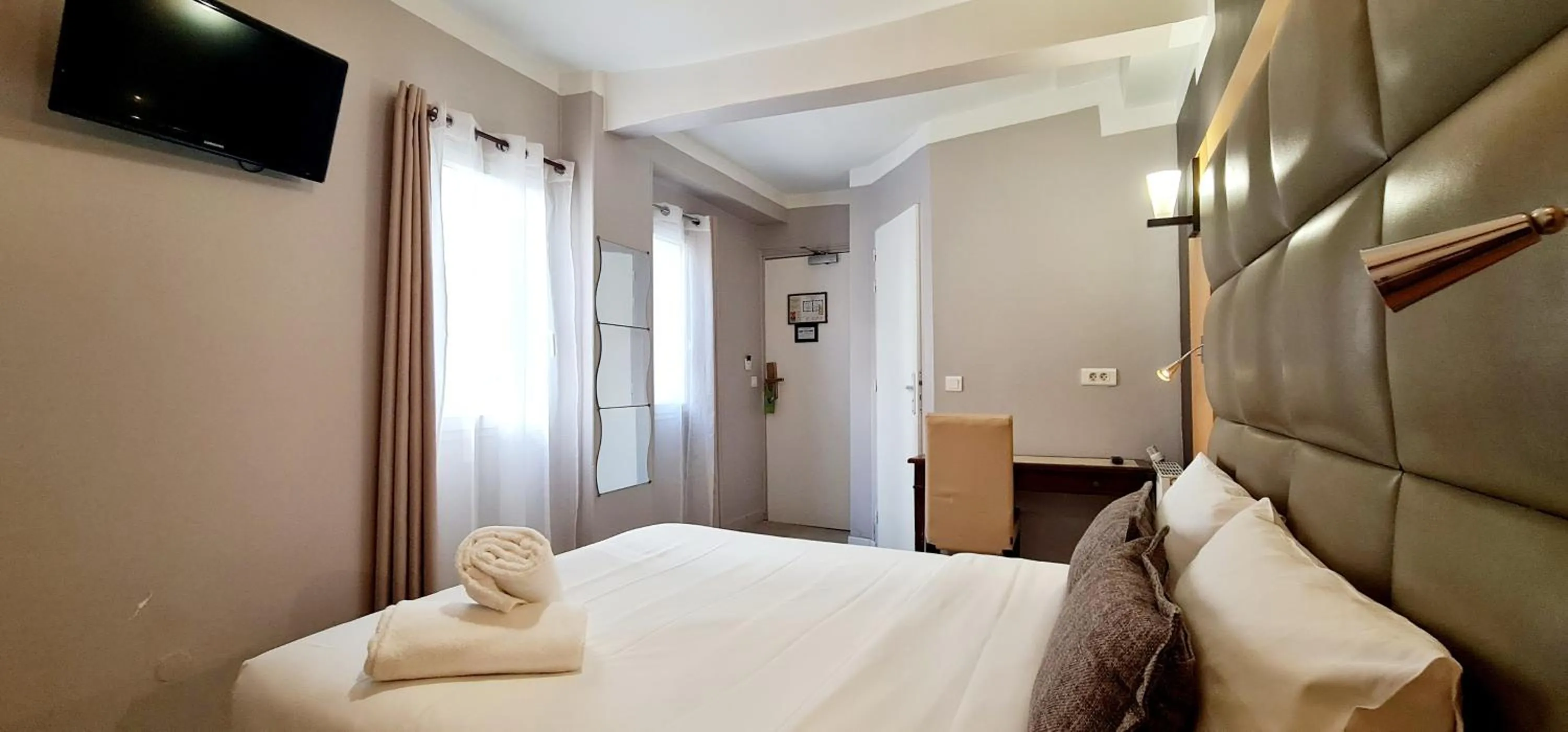 Photo of the whole room, Bed in Hotel de France 18