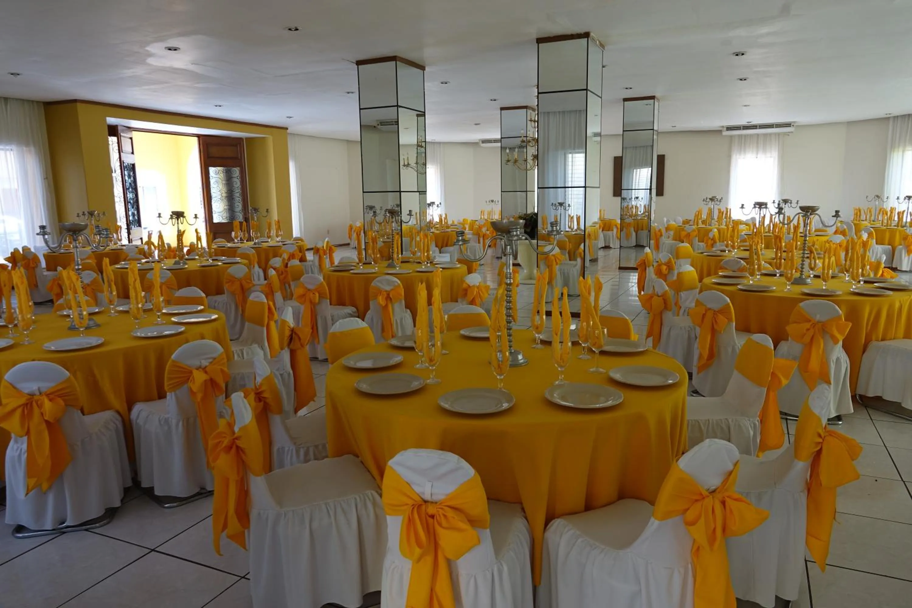 Restaurant/places to eat in Hotel America