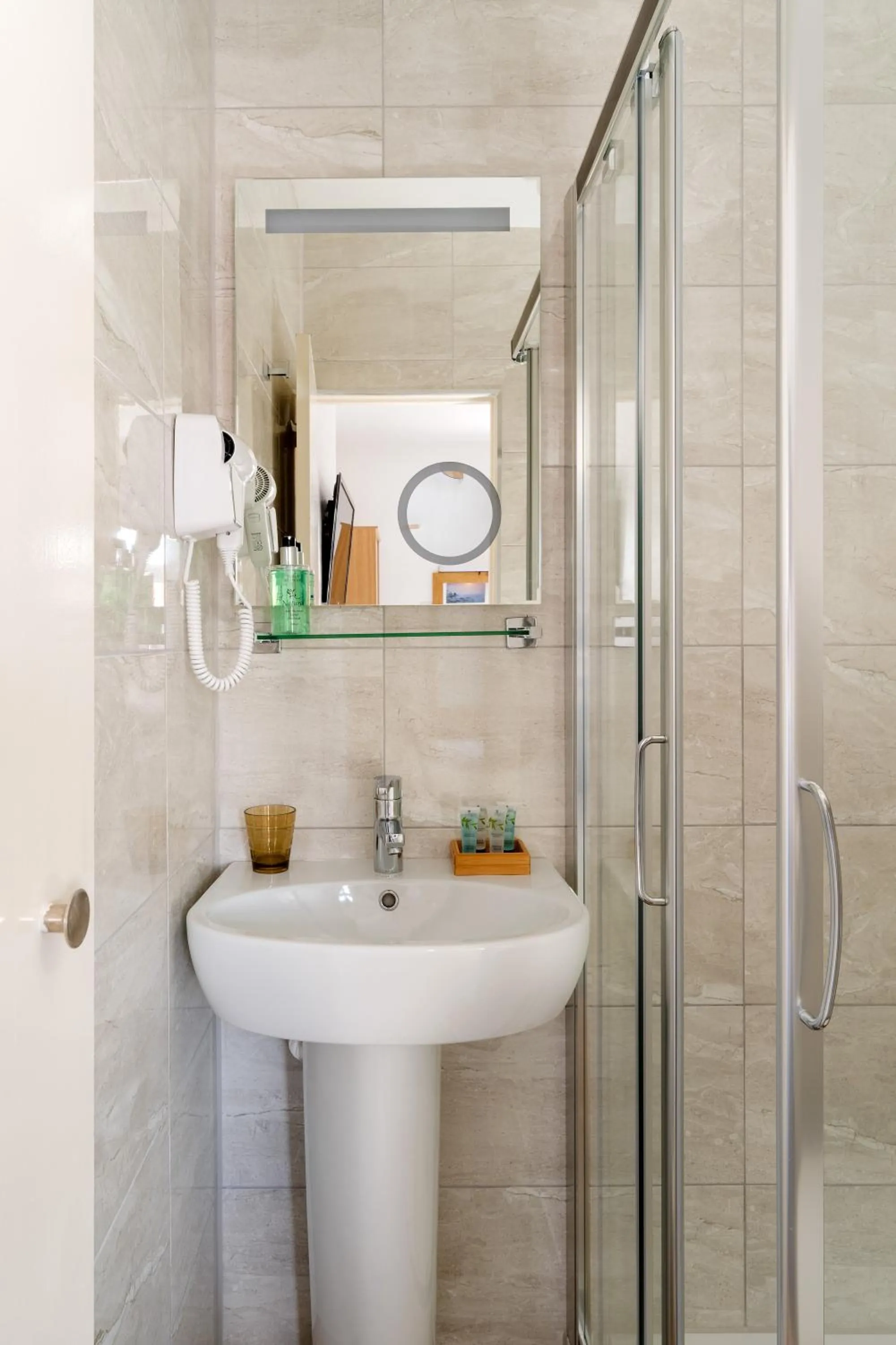 Shower in The Torland - Paignton Seafront - free parking, all rooms en-suite