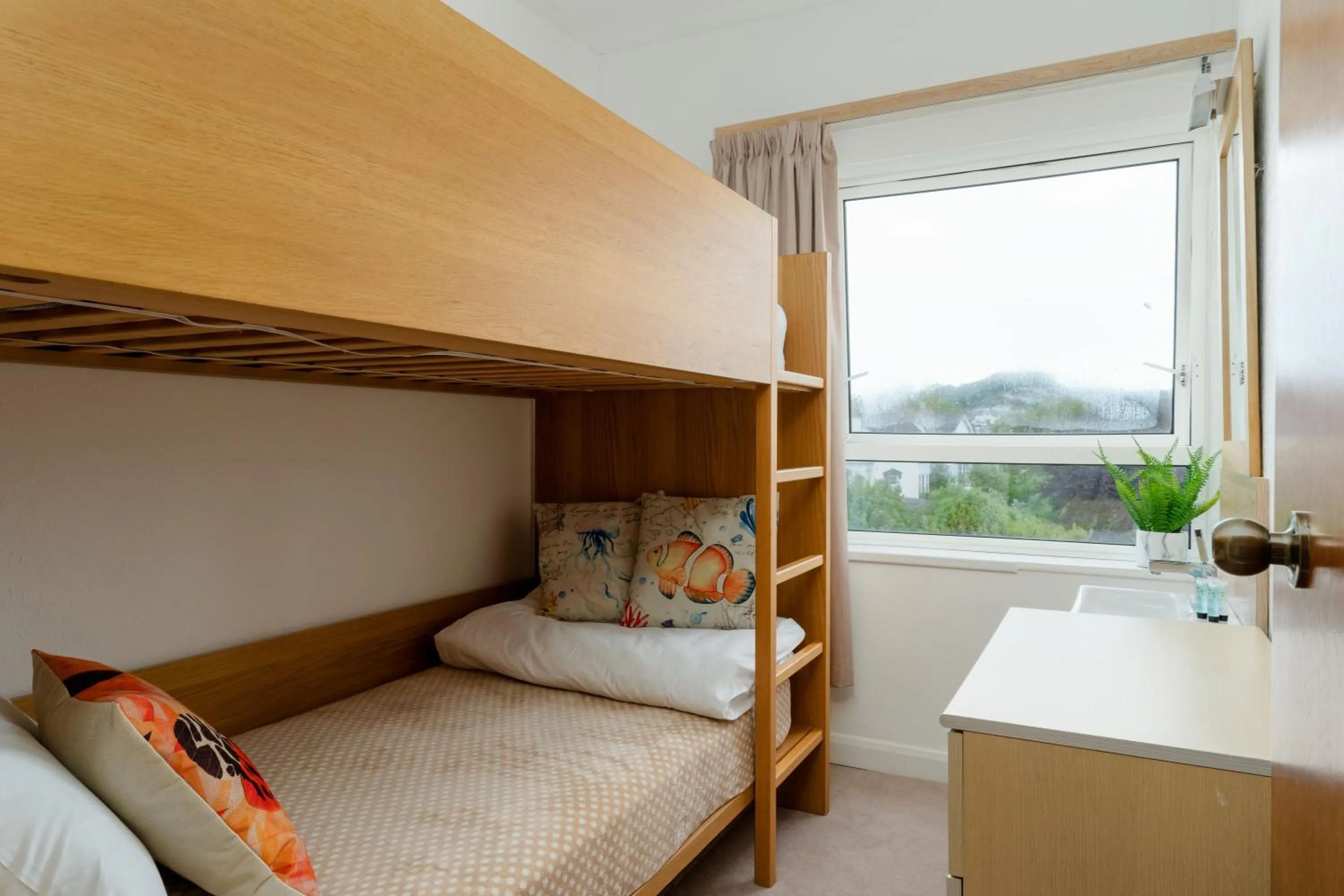 Bed in The Torland - Paignton Seafront - free parking, all rooms en-suite