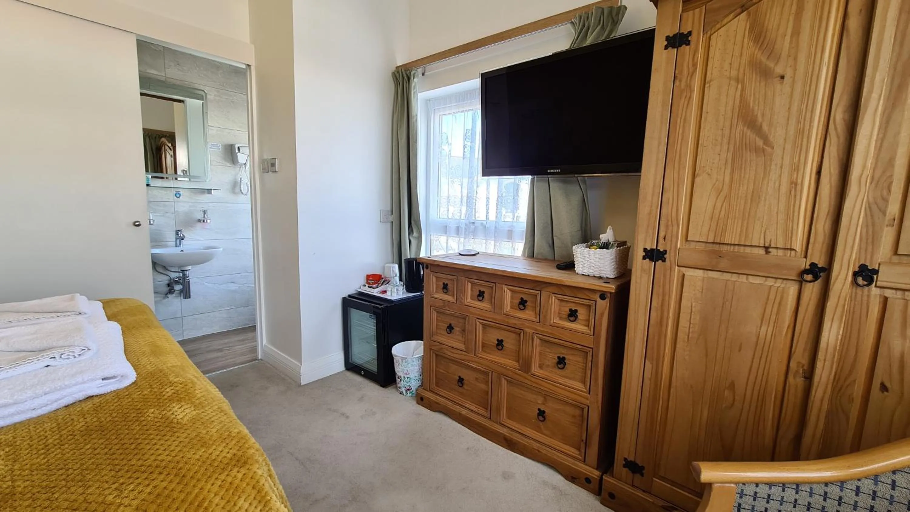Photo of the whole room, Bed in The Torland - Paignton Seafront - free parking, all rooms en-suite
